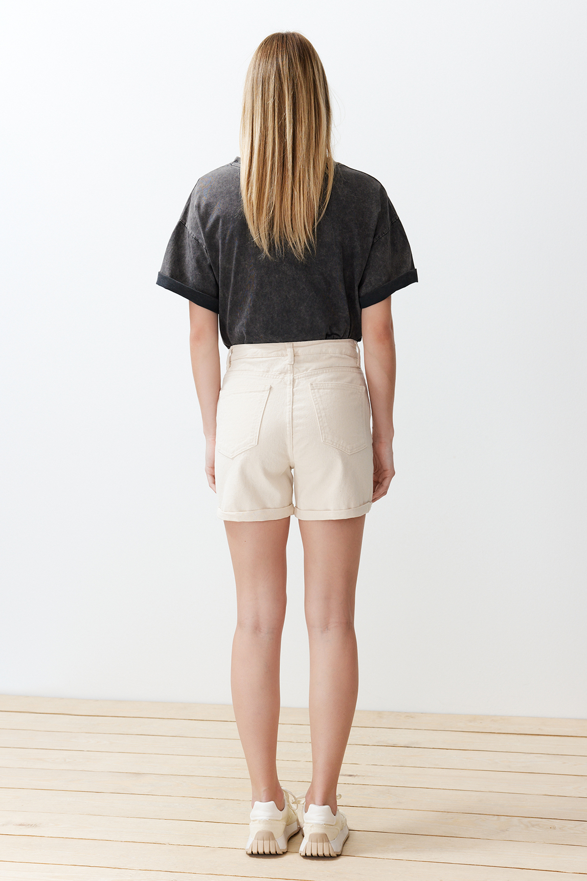 Trendyolmilla  Ekru Paçası Katlamalı Yüksek Bel City Boy Denim Şort TWOSS20SR0231 - Görsel 6