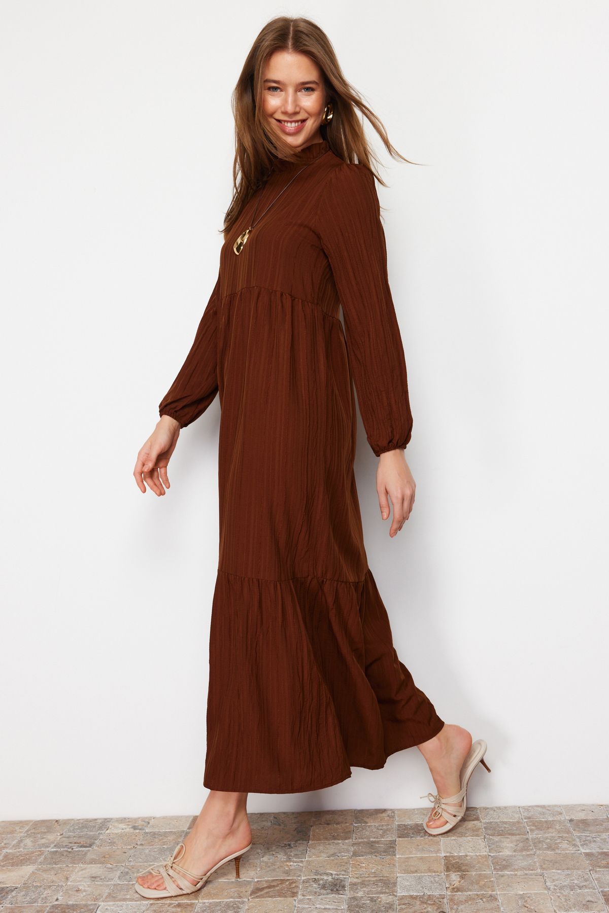 Trendyol Modest-Hnědé tkané šaty s límečkem a stojáčkem TCTSS22EB00171 3