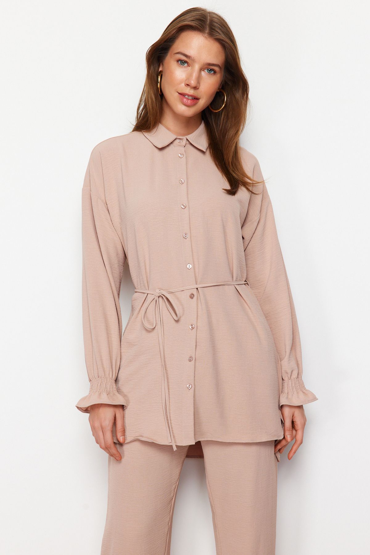 Trendyol Modest-Beiges gewebtes Aerobin-Hemd-Hosen-Set mit Gürtel TCTSS23US00018 3