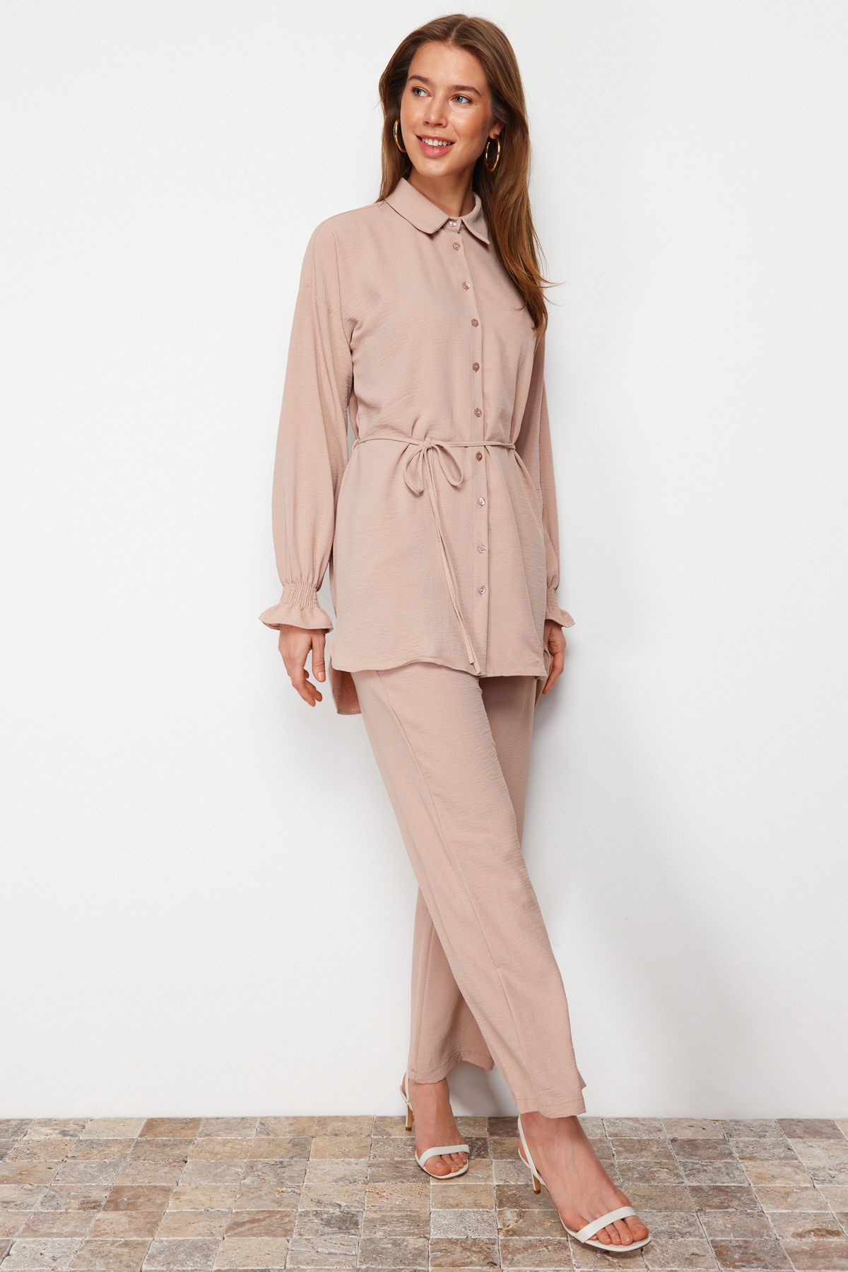 Trendyol Modest-Beiges gewebtes Aerobin-Hemd-Hosen-Set mit Gürtel TCTSS23US00018 2