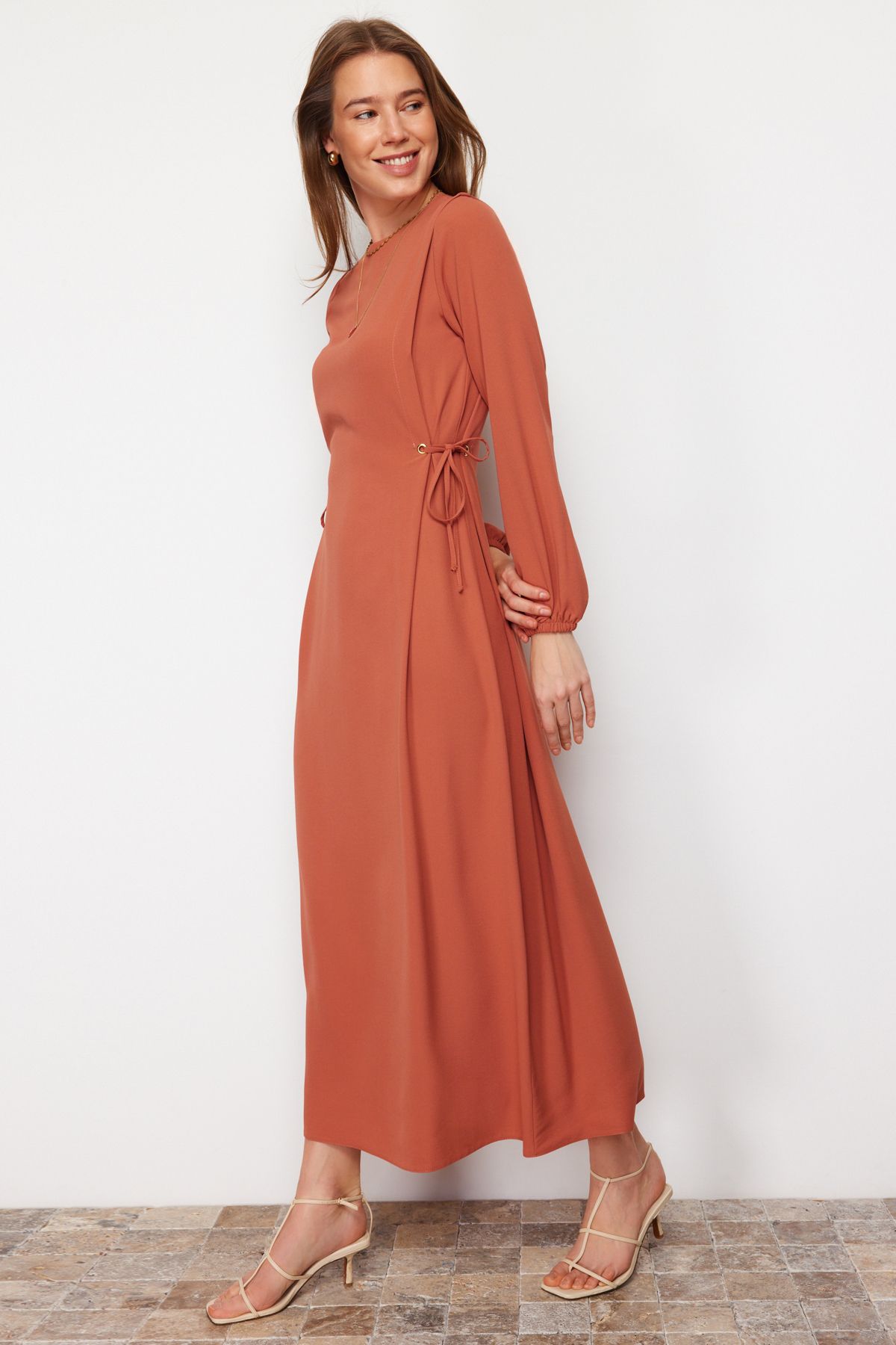 Trendyol Modest-Gefliestes Taillen-Seilband, detailliertes Ärmelende, elastisches Aerobin-Webkleid TCTSS22EB00104 3