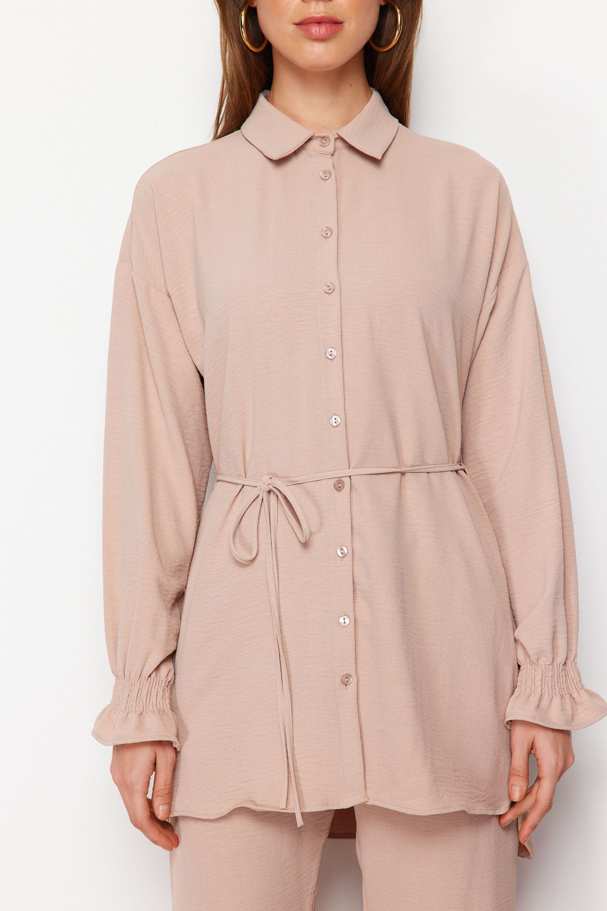 Trendyol Modest-Beiges gewebtes Aerobin-Hemd-Hosen-Set mit Gürtel TCTSS23US00018 4