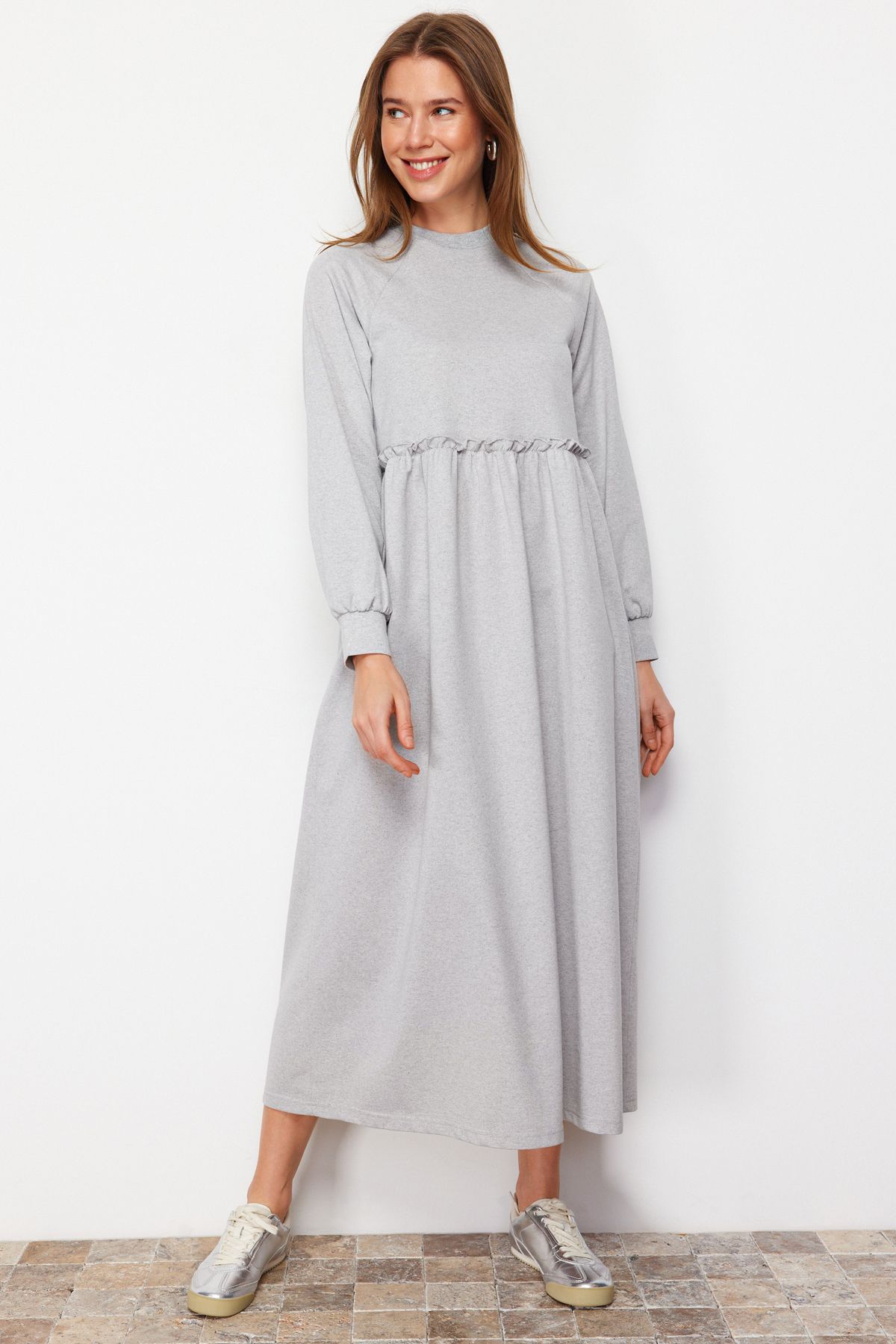 Trendyol Modest-Overisse Graues Strickkleid - Taillenschnitt TCTSS23EB00307 2