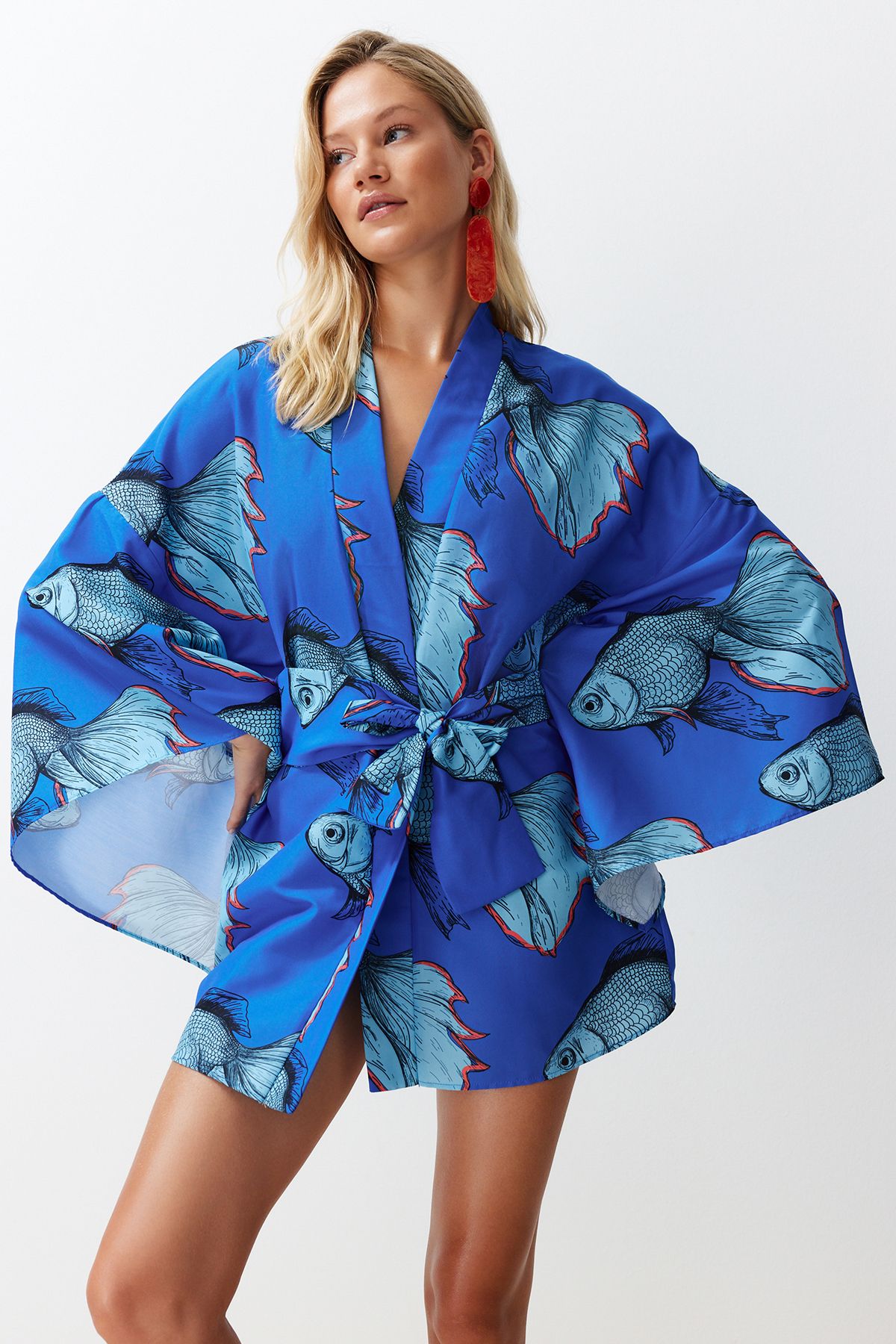 Trendyol Collection Gewebter Mini-Strand-Kimono – Unterwassermuster mit Gürtel und Schwungrad TBESS23KM00024