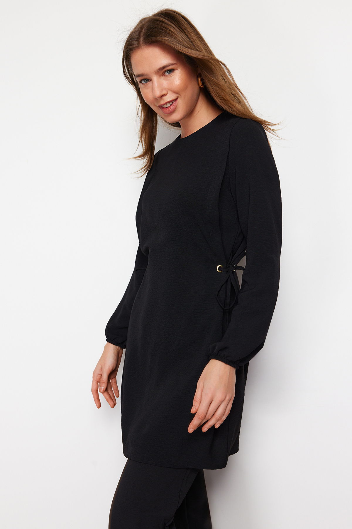 Trendyol Modest Czarny krawat z oczkami Szczegółowy zestaw tuniki i spodni Aerobin TCTAW22US0092