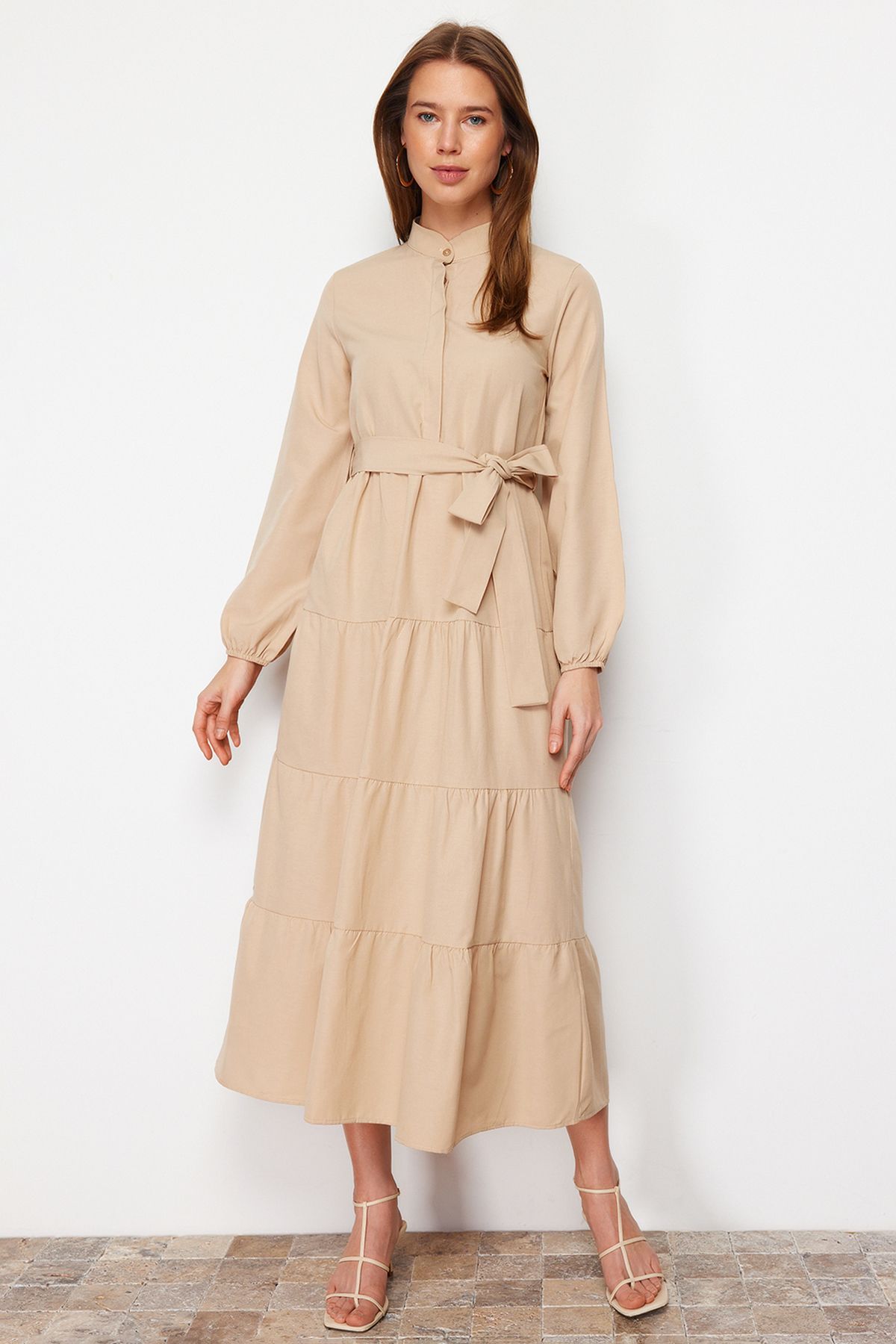Trendyol Modest Gewebtes Kleid mit Schmucksteinen, Gürtel, Kragen und Knopfdetail TCTSS21EL3343