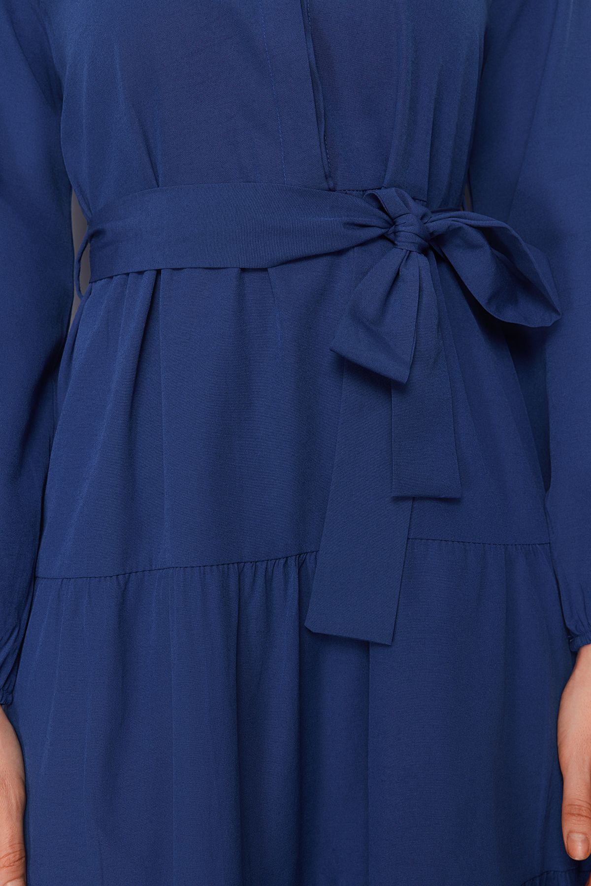 Trendyol Modest-Saks – Gewebtes Kleid mit Gürtel und Chefkragen und Knopfdetail TCTSS21EL3343 9