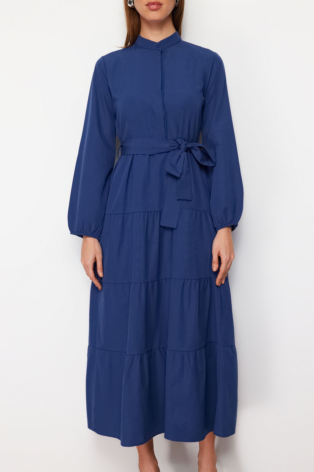 Trendyol Modest-Saks – Gewebtes Kleid mit Gürtel und Chefkragen und Knopfdetail TCTSS21EL3343 7