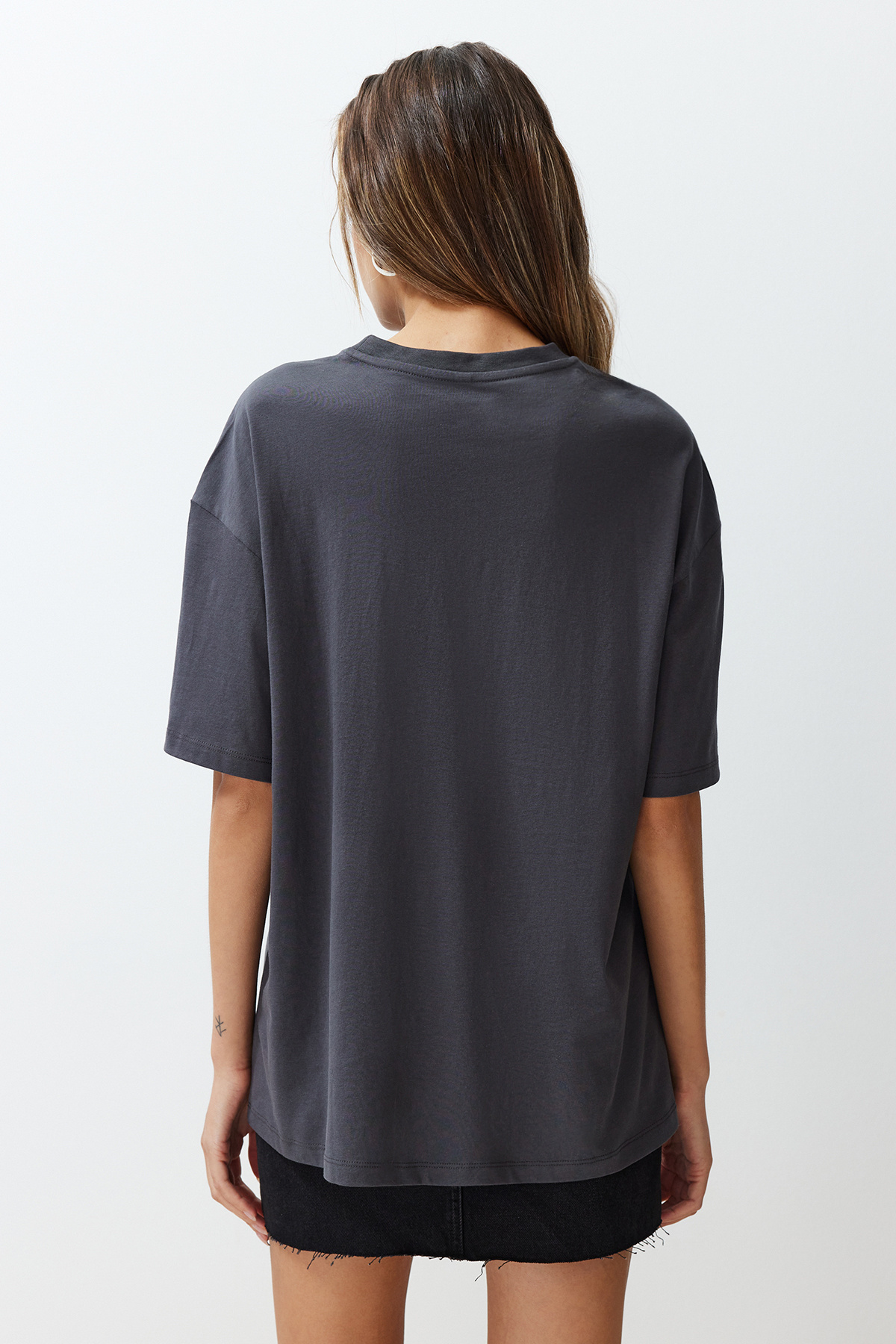 Trendyolmilla  Antrasit %100 Pamuk Baskılı Oversize/Geniş Kalıp Bisiklet Yaka Örme T-Shirt TWOSS24TS00133 - Görsel 6