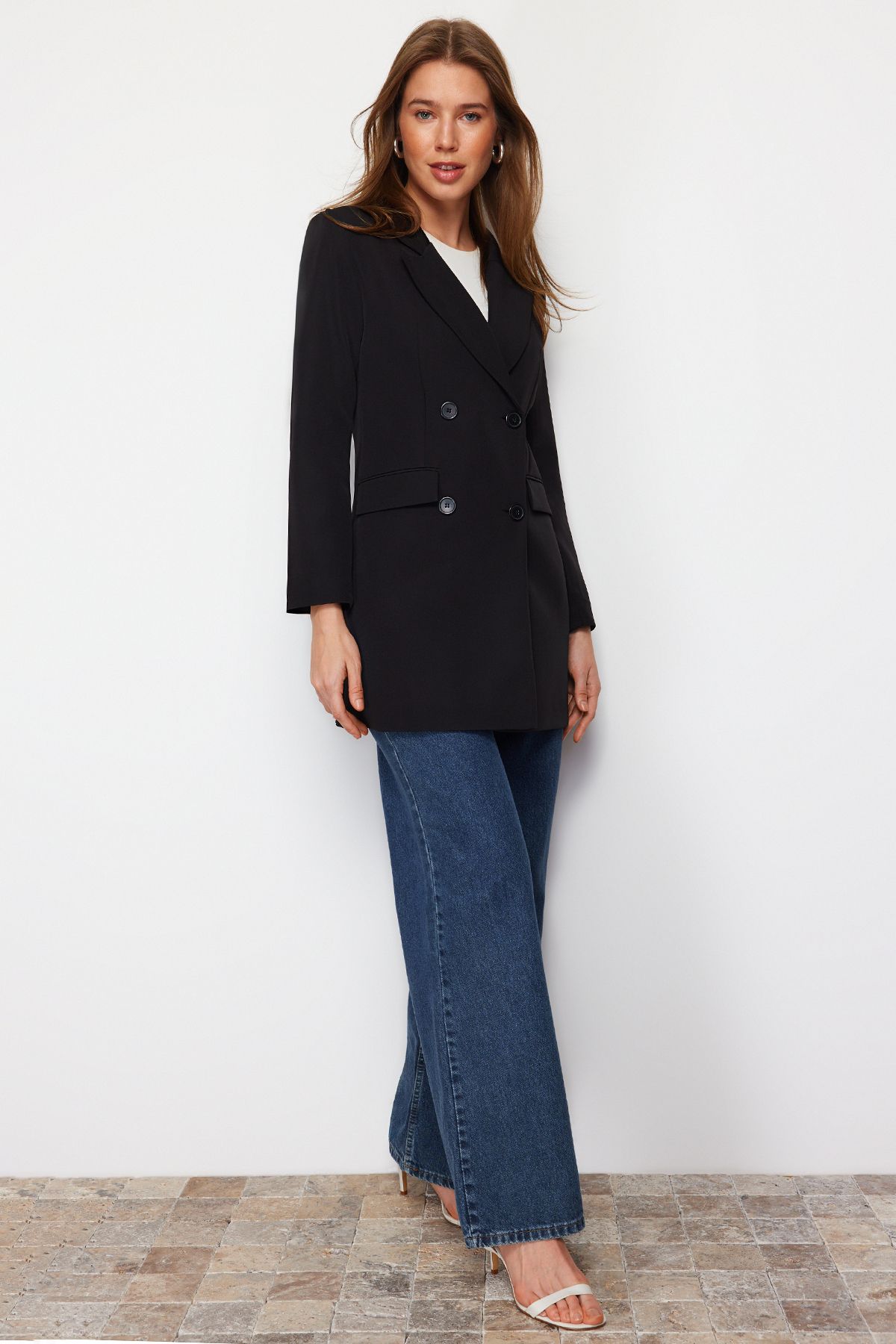 Trendyol Modest-Schwarzer Blazer aus Webstoff mit doppelter Knopftasche und detailliertem Futter TCTAW22CK0007 3