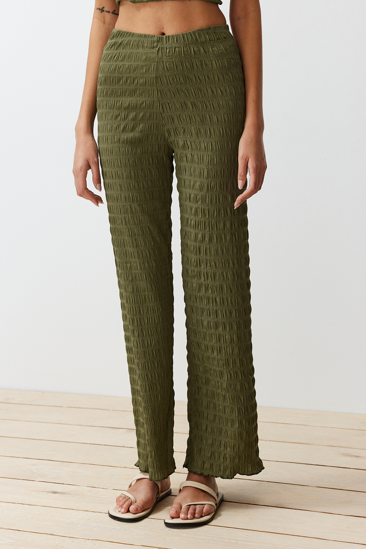 Trendyolmilla  Haki Dokulu Regular/Normal Kalıp Sıfır Kol Esnek Örme Bluz Pantolon Alt-Üst Takım TWOSS24AU00032 - Görsel 6