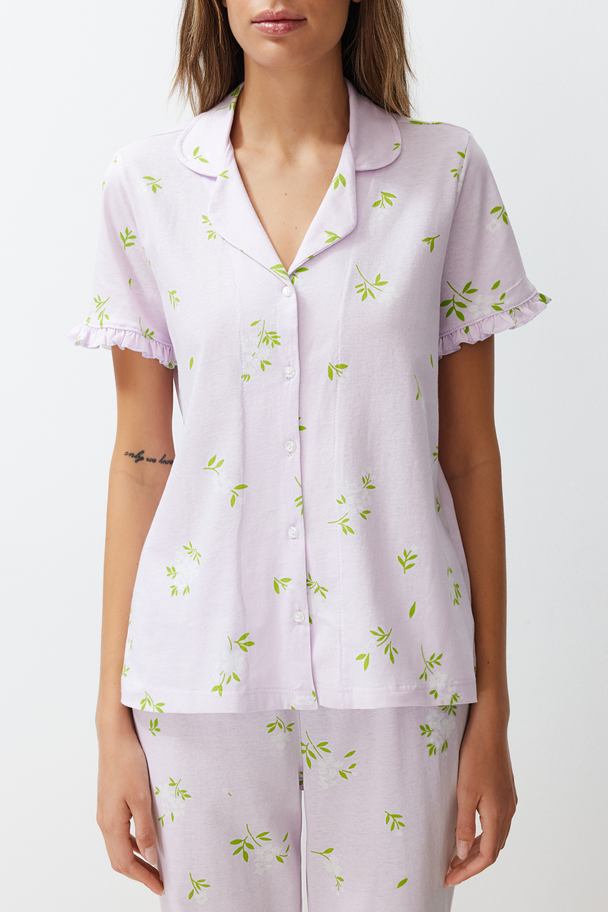 Trendyolmilla  Pembe-Çok Renkli %100 Pamuklu Çiçekli Fırfır Detaylı Örme Pijama Takımı THMSS24PT00227 - Görsel 4