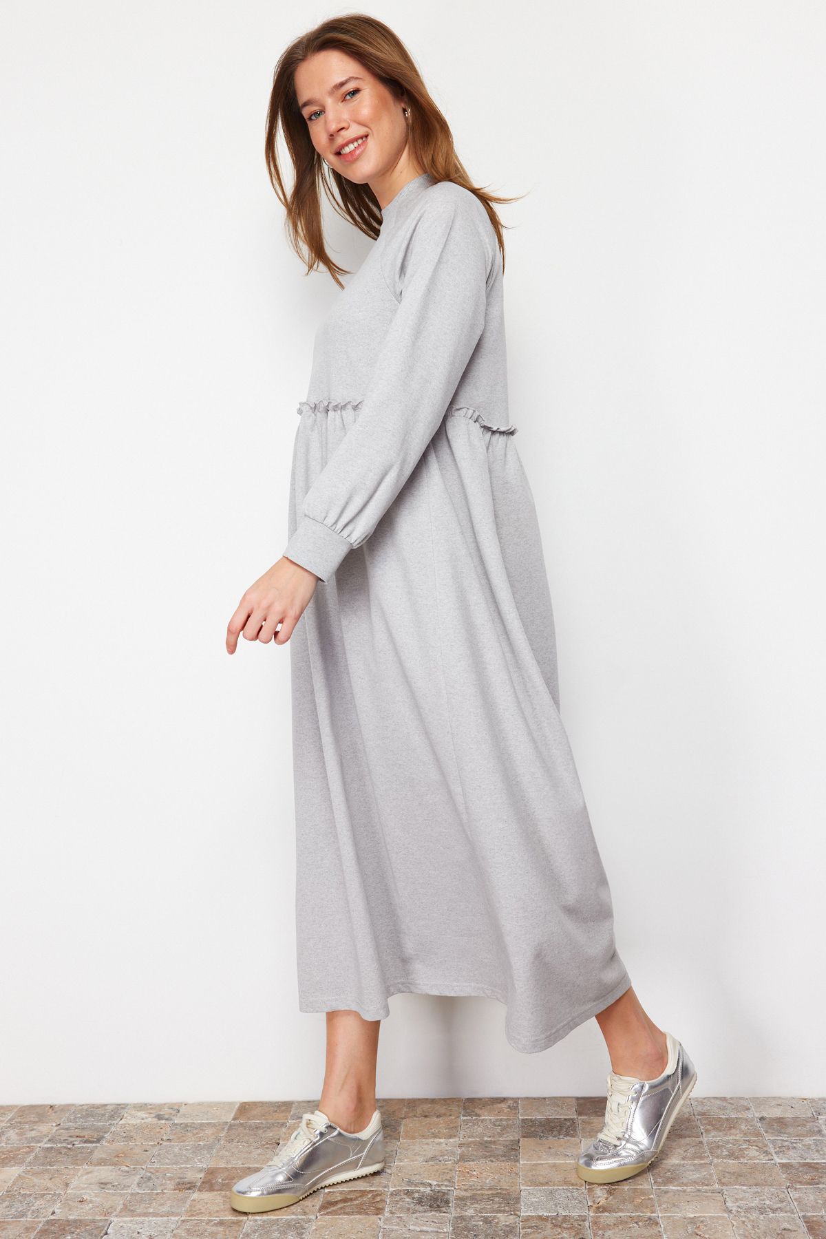 Trendyol Modest-Overisse Graues Strickkleid - Taillenschnitt TCTSS23EB00307 3