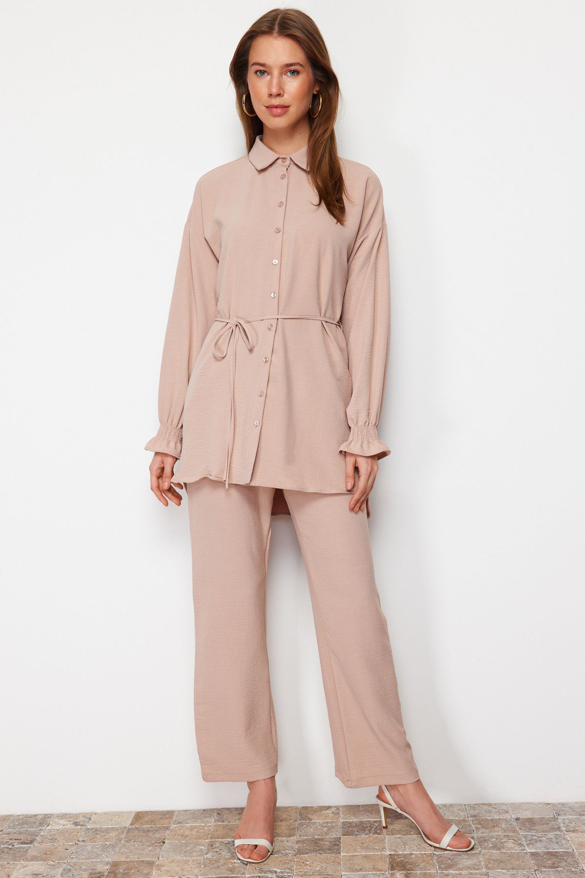 Trendyol Modest Béžová sada tkaných aerobinových košilí a kalhot TCTSS23US00018