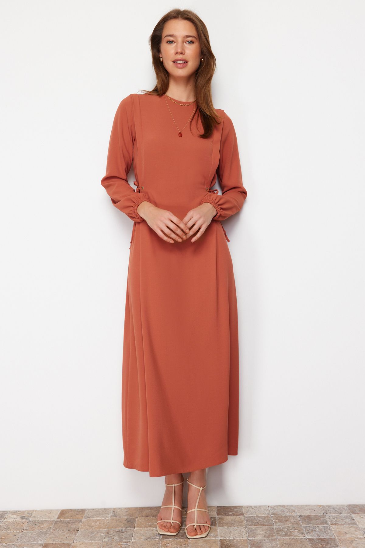 Trendyol Modest-Gefliestes Taillen-Seilband, detailliertes Ärmelende, elastisches Aerobin-Webkleid TCTSS22EB00104 2
