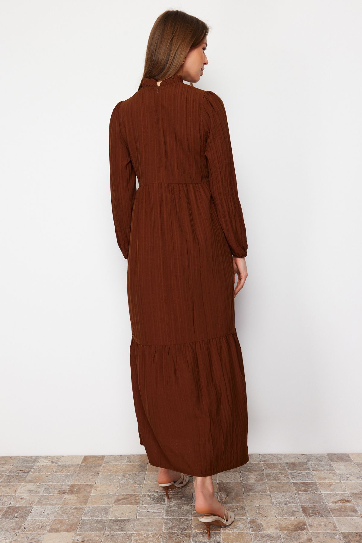 Trendyol Modest-Hnědé tkané šaty s límečkem a stojáčkem TCTSS22EB00171 6