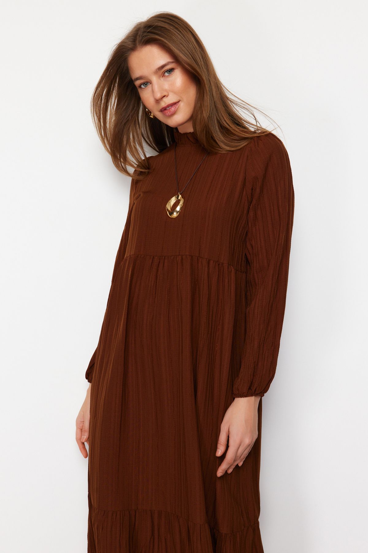 Trendyol Modest-Hnědé tkané šaty s límečkem a stojáčkem TCTSS22EB00171 2