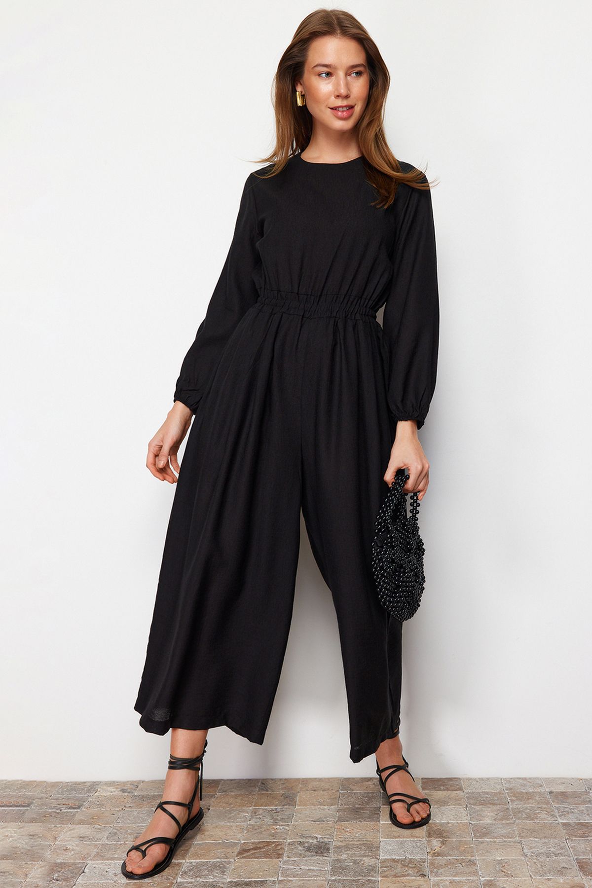 Trendyol Modest-Schwarzer Overall mit Rundhalsausschnitt, elastischer Taille, bequemer Schnitt und weitem Bein in Leinenoptik TCTSS21TU0206 2