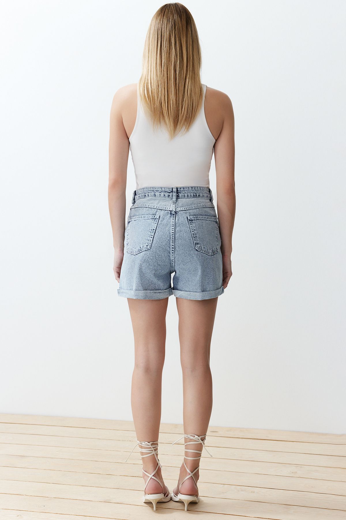 Trendyol Collection-Modré mini džínové šortky s vysokým pasem TWOSS21SR0435 6