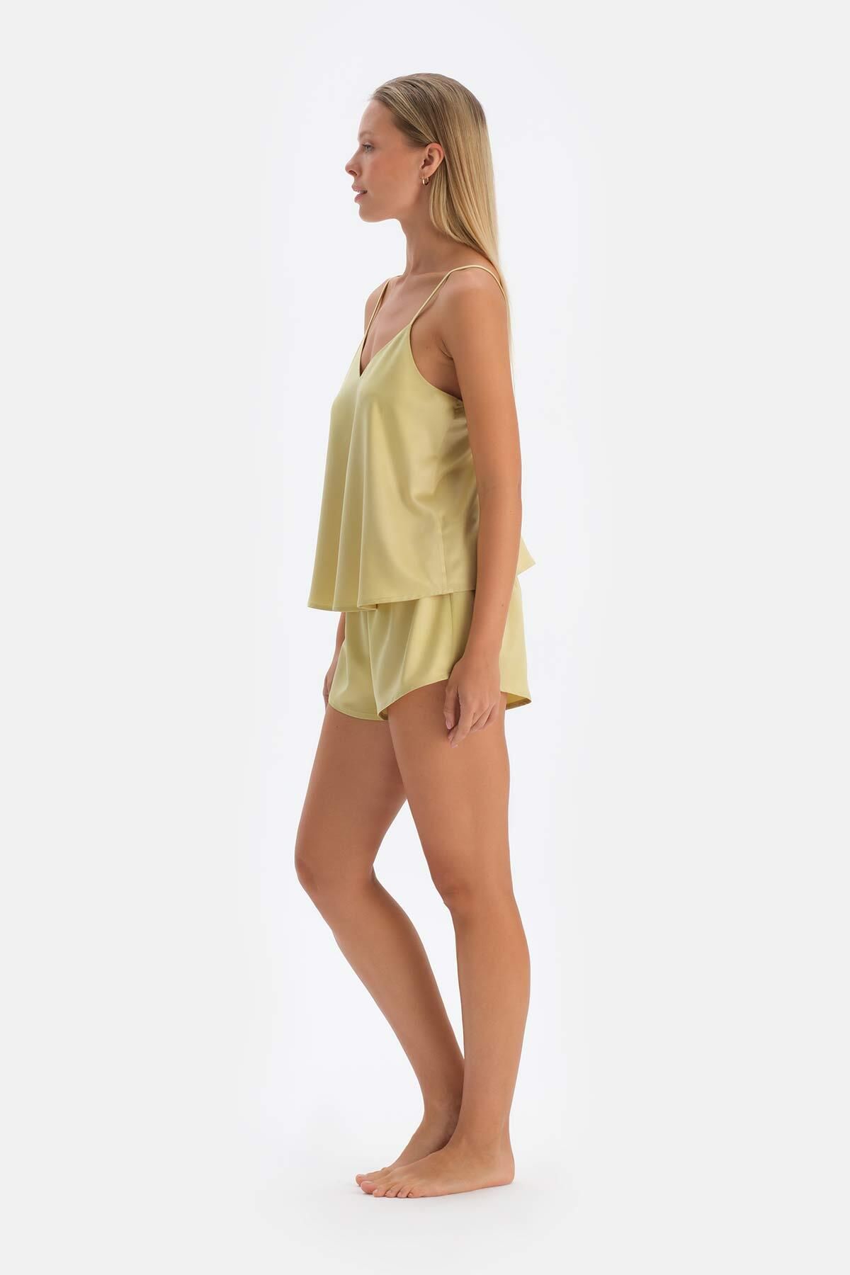 Dagi-Shorts aus Satin in Ölgrün 3