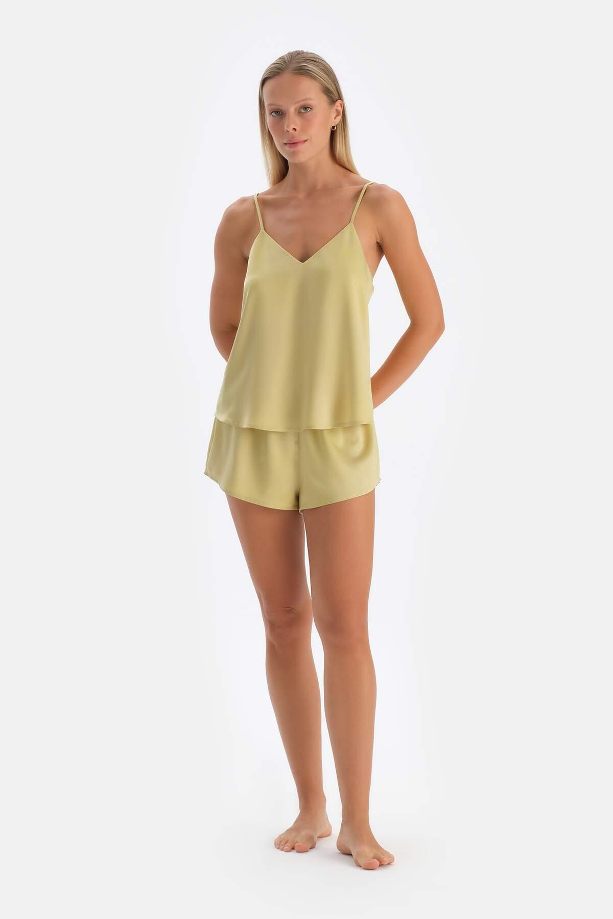 Dagi-Shorts aus Satin in Ölgrün 4