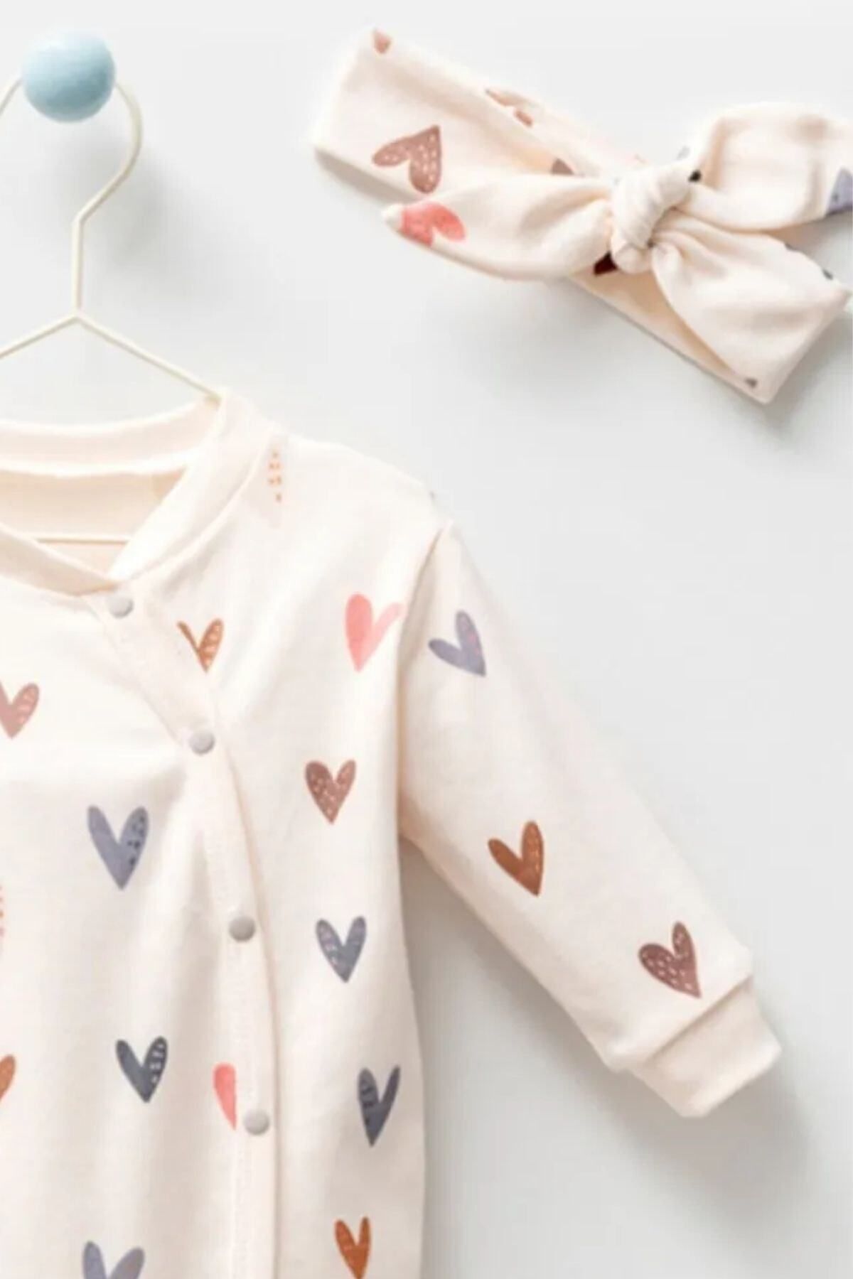 Minytrendy Kız Bebek %100 Organik Pamuk Kalp Baskılı Bandanalı Yenidoğan Hastane Çıkışı Tulum Bebek Set fotoğrafı 3 (önizleme)