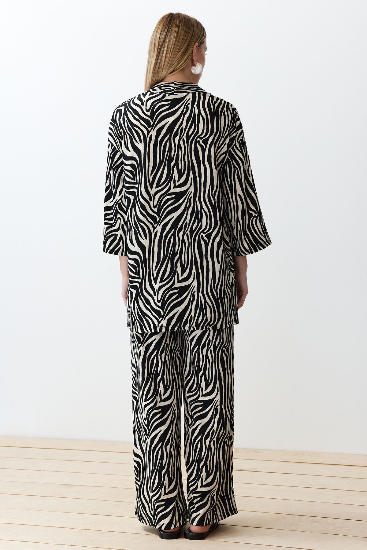 Trendyol Collection-Black Printed Comfortable Cut Stretchy Kimono Knitted Top and Bottom Set TWOSS24AU00103 5
