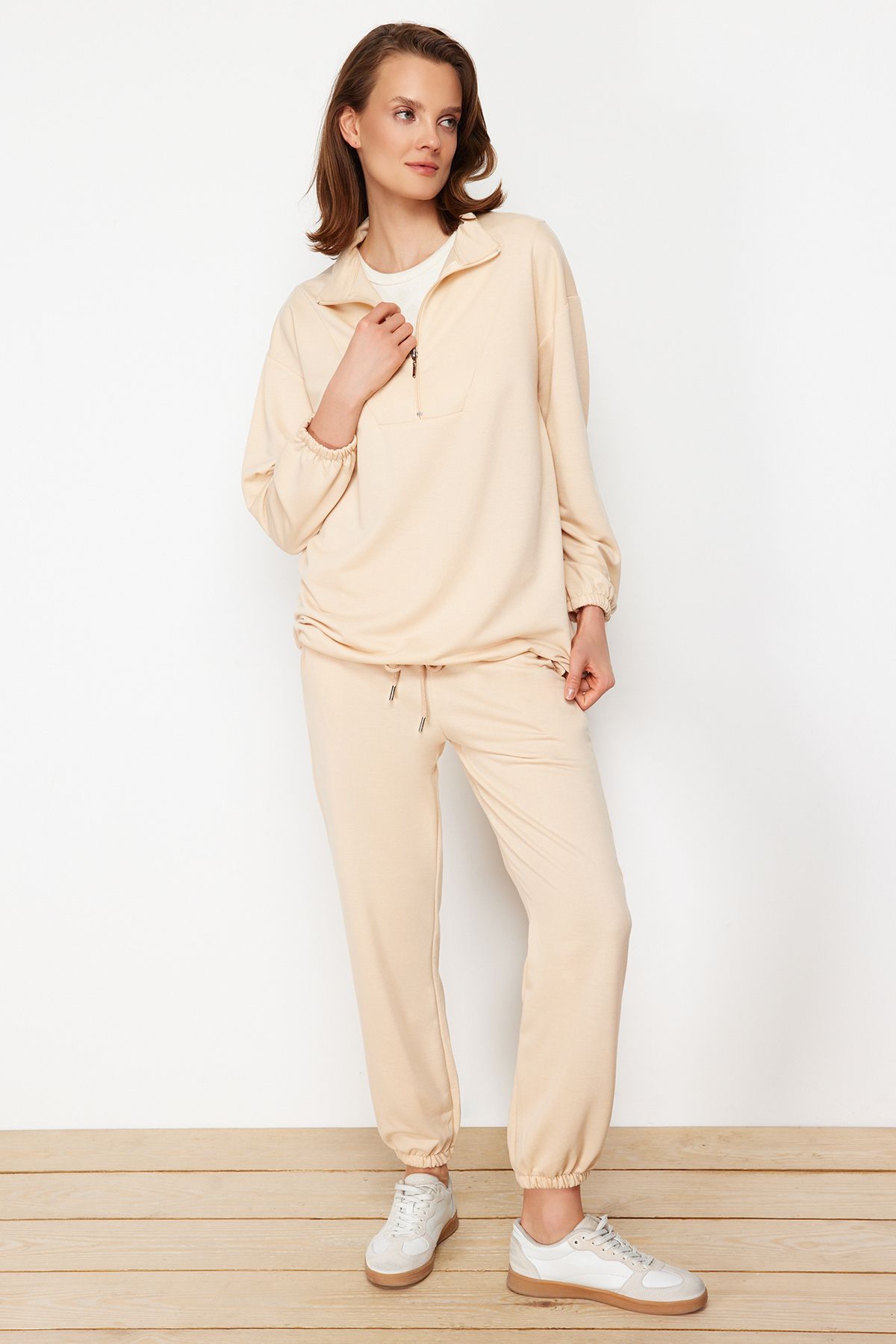Trendyol Modest-Beiges Strick-Trainingsanzug-Set mit Stehkragen und gerafftem Rock - TCTAW22EN0051 3