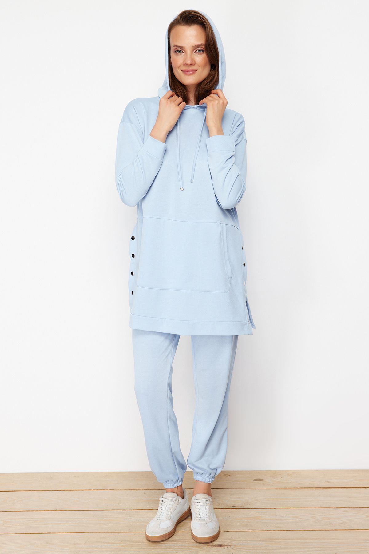 Trendyol Modest-Übergroßes blaues Jogger-Trainingsanzug-Set – Kapuze, Kängurutasche und Druckknopfdetail TCTSS21EM0072 2