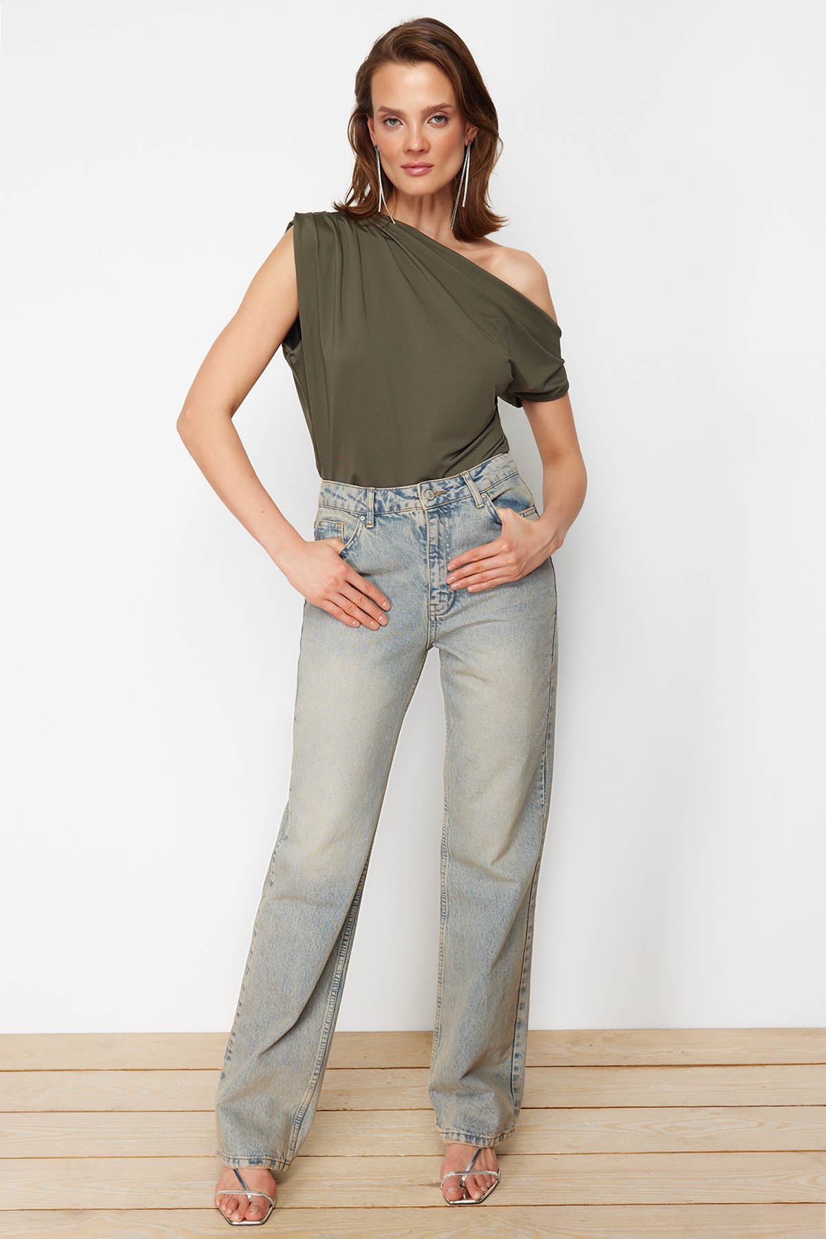 Trendyolmilla  Haki Regular/Normal Kalıp Asimetrik Yaka Sıfır Kol Esnek Örme Bluz TWOSS24BZ00396 - Görsel 3