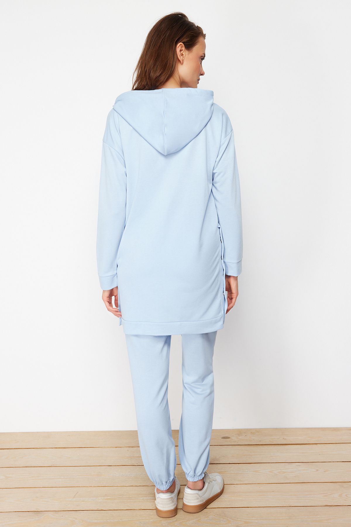 Trendyol Modest-Übergroßes blaues Jogger-Trainingsanzug-Set – Kapuze, Kängurutasche und Druckknopfdetail TCTSS21EM0072 6