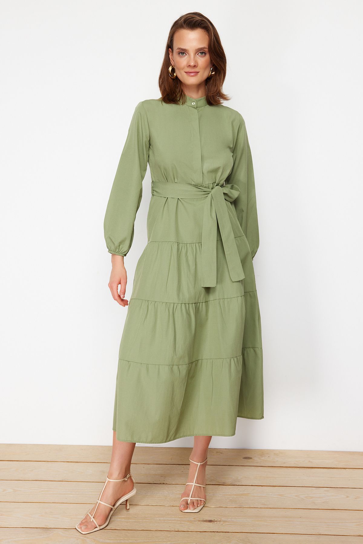 Trendyol Modest Svetlé kaki tkané šaty s opaskom na golieri TCTSS21EL3343