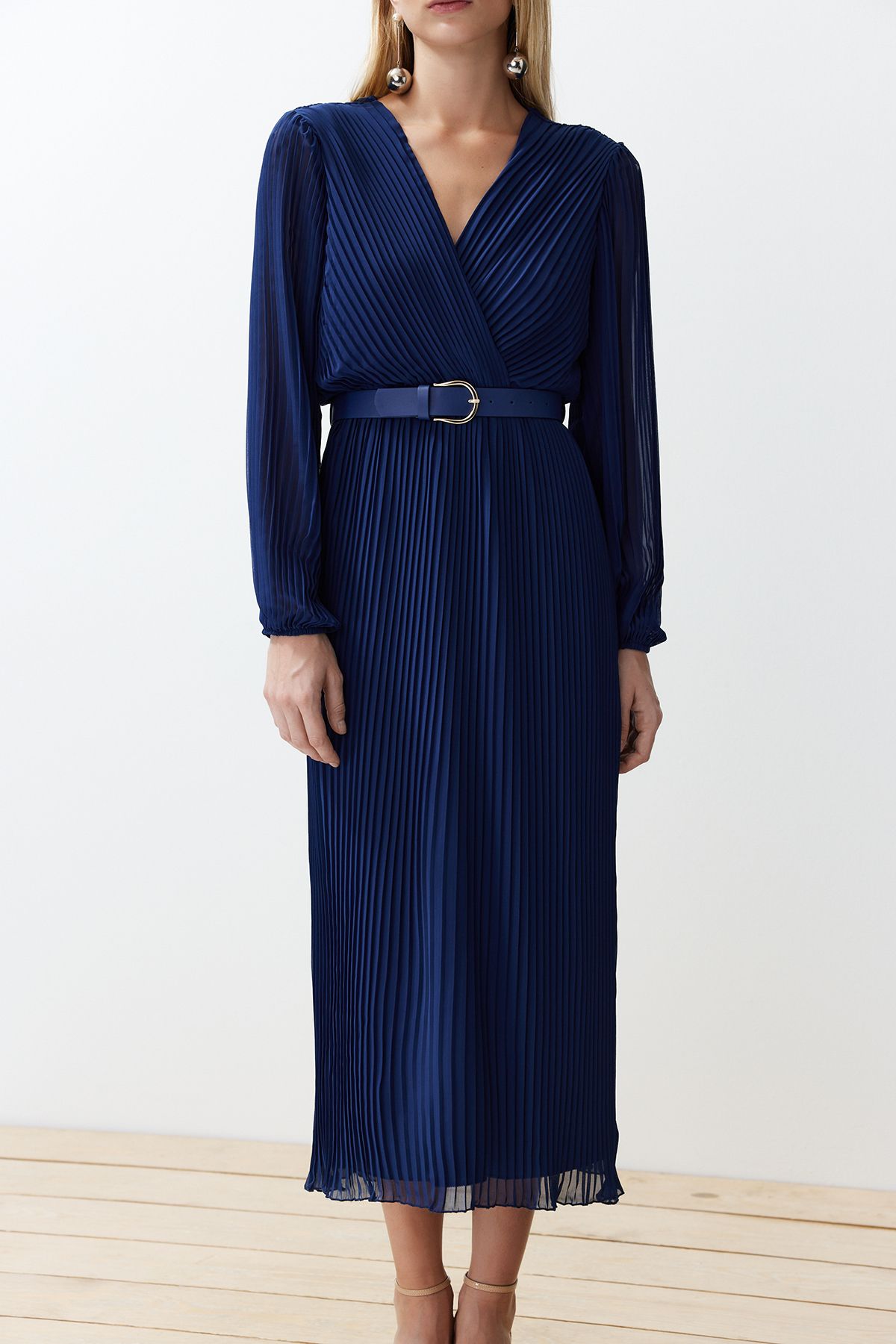 Trendyol Collection-Marineblaues A-Linien-Kleid aus plissiertem, gewebtem Chiffon mit Gürtel und Gürtel TWOAW24EL00471 5