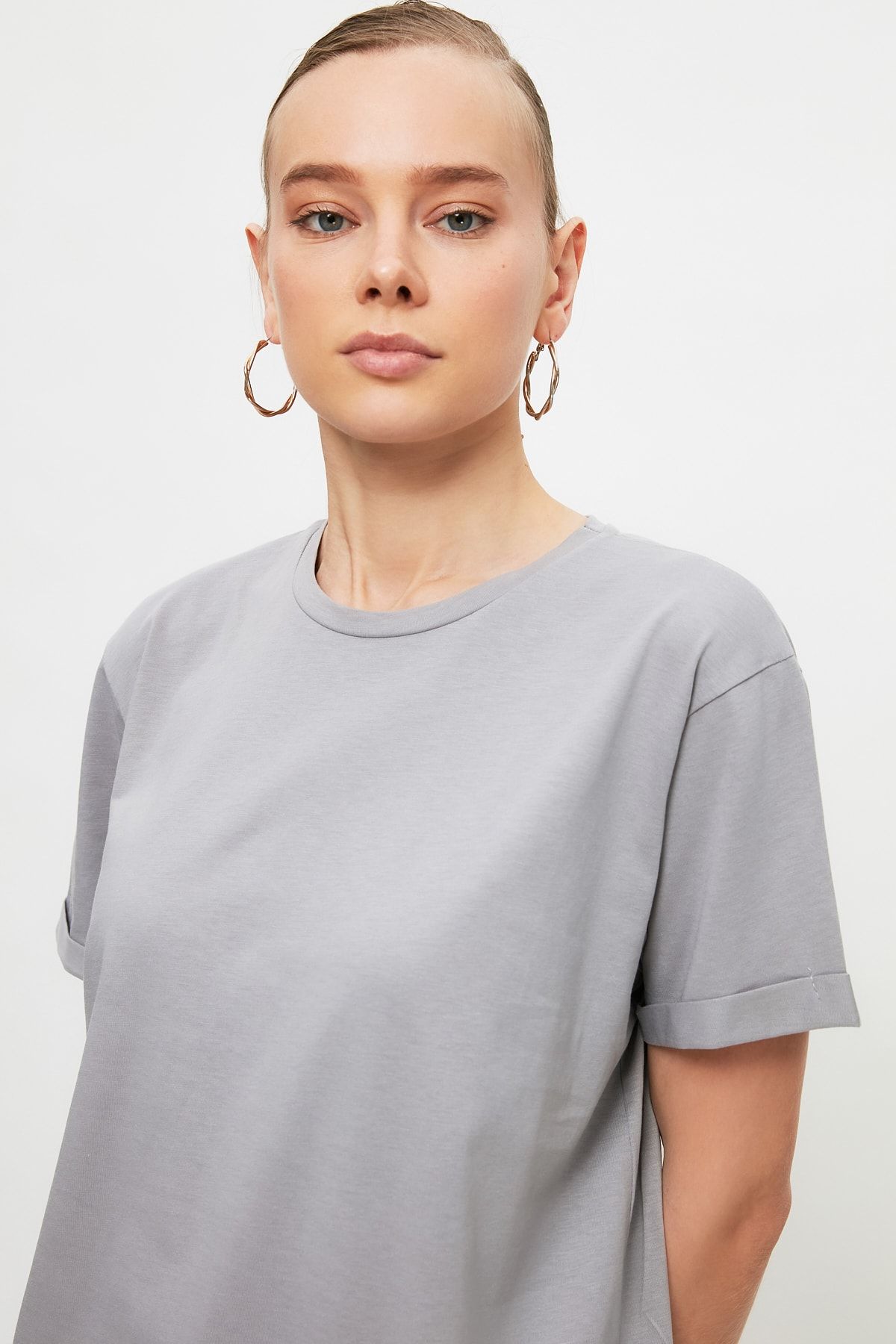 Trendyol Modest-Podstawowa szara koszulka z pojedynczego dżerseju - 100% bawełny, krótki rękaw i rozcięcie TCTSS21TN0056 11