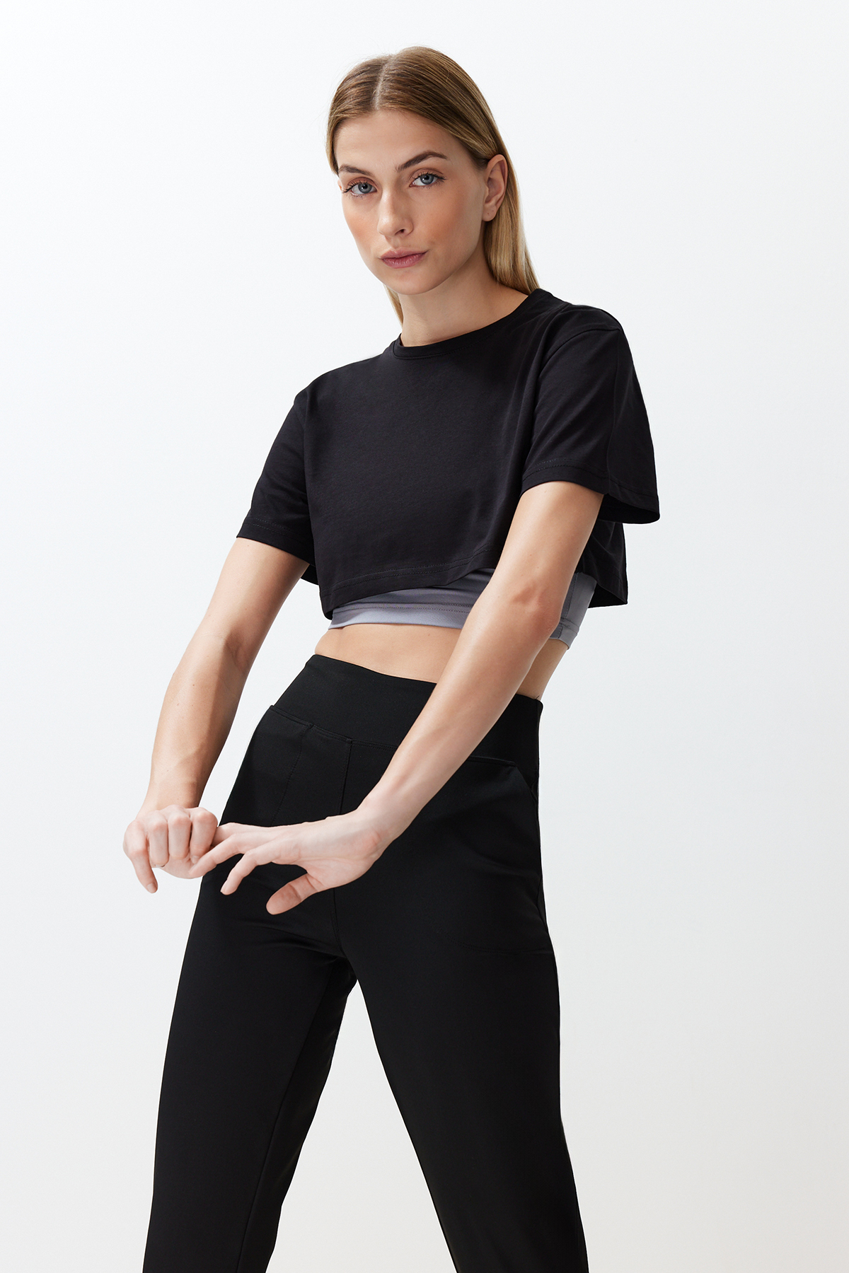 Trendyolmilla  Siyah Gri Melanj 2 Katmanlı Reflektör Baskılı Crop Örme Spor T-Shirt THMSS24TS00001 - Görsel 2
