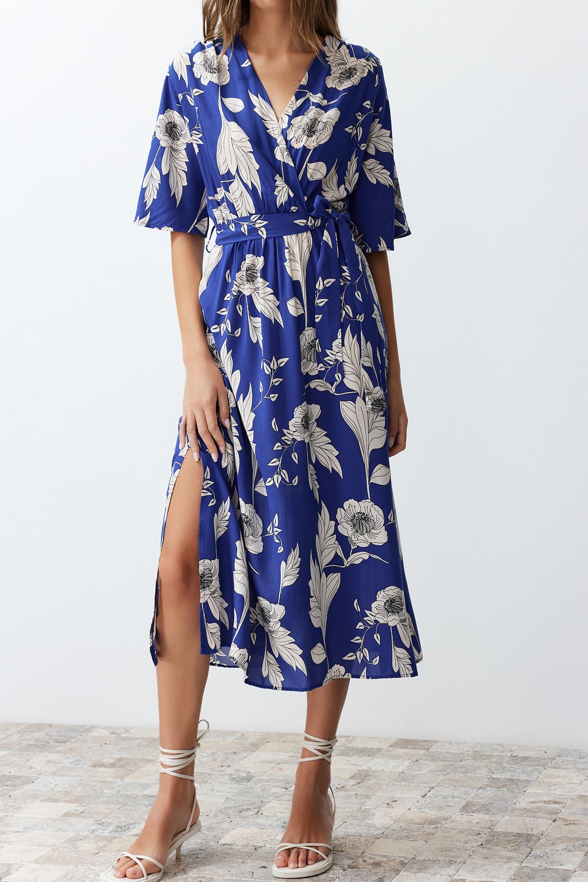 Trendyol Collection-Синя ткана сукня А-силуету з двобортним коміром і квітковим візерунком міді TWOSS24EL00915 5