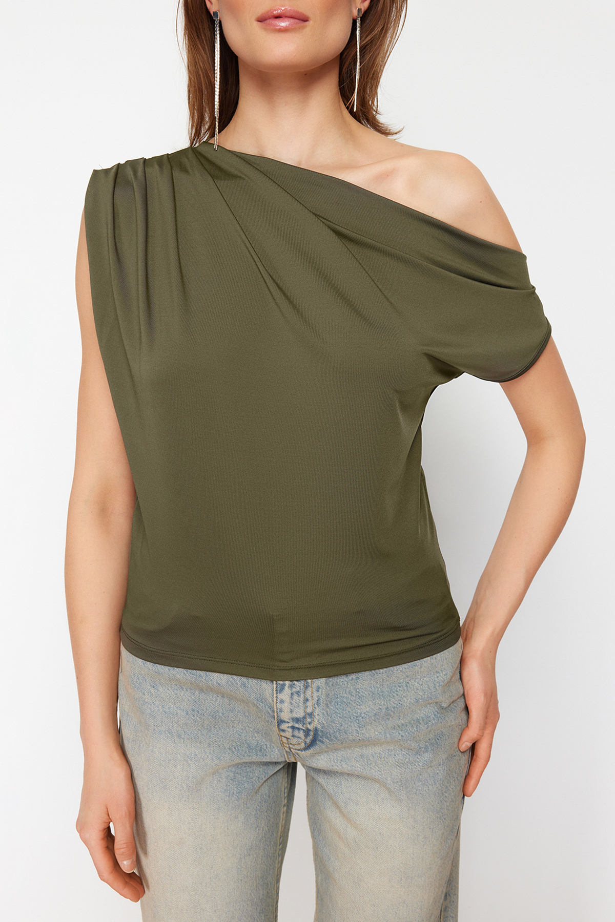 Trendyolmilla  Haki Regular/Normal Kalıp Asimetrik Yaka Sıfır Kol Esnek Örme Bluz TWOSS24BZ00396 - Görsel 4