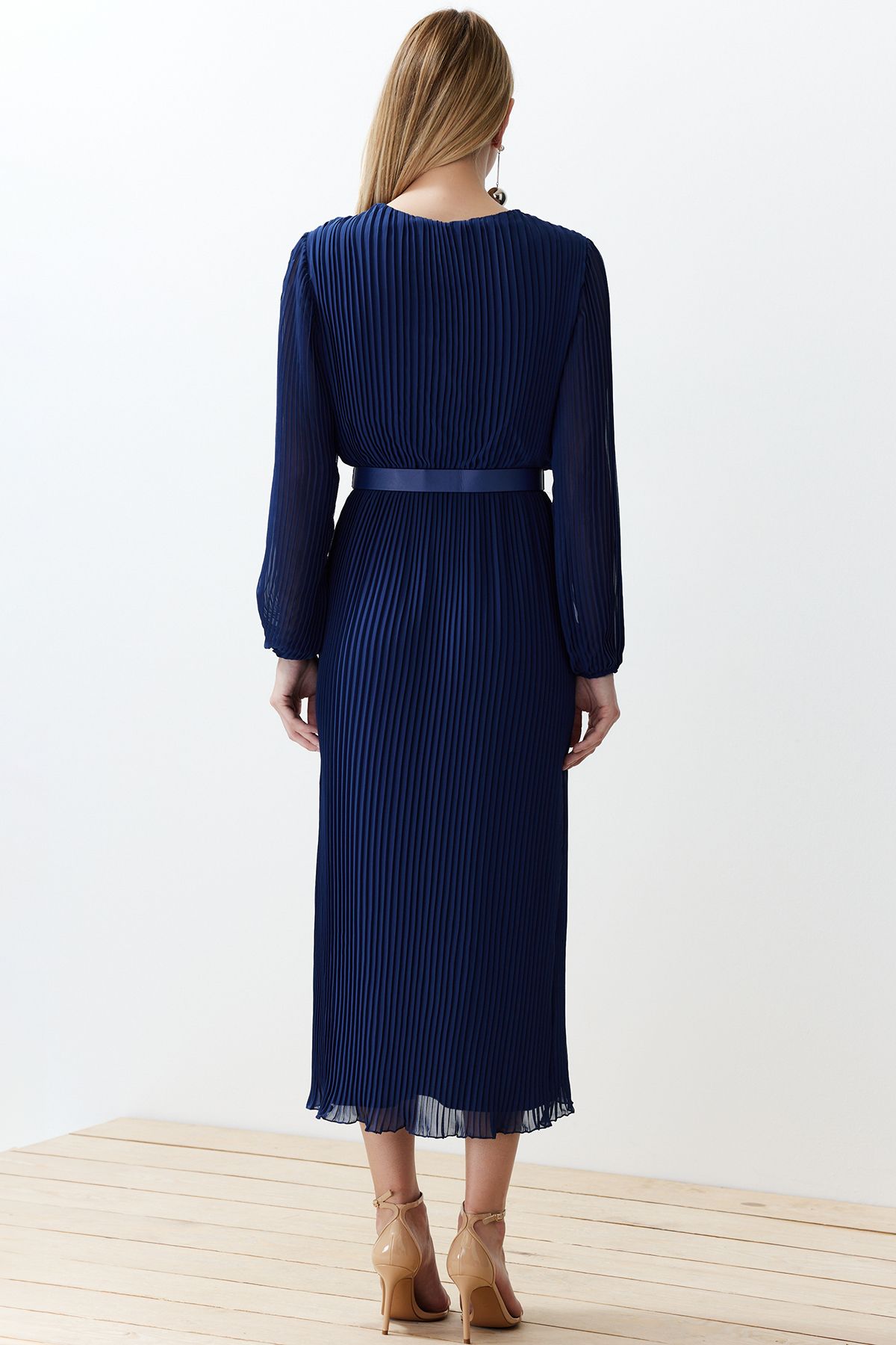Trendyol Collection-Marineblaues A-Linien-Kleid aus plissiertem, gewebtem Chiffon mit Gürtel und Gürtel TWOAW24EL00471 6