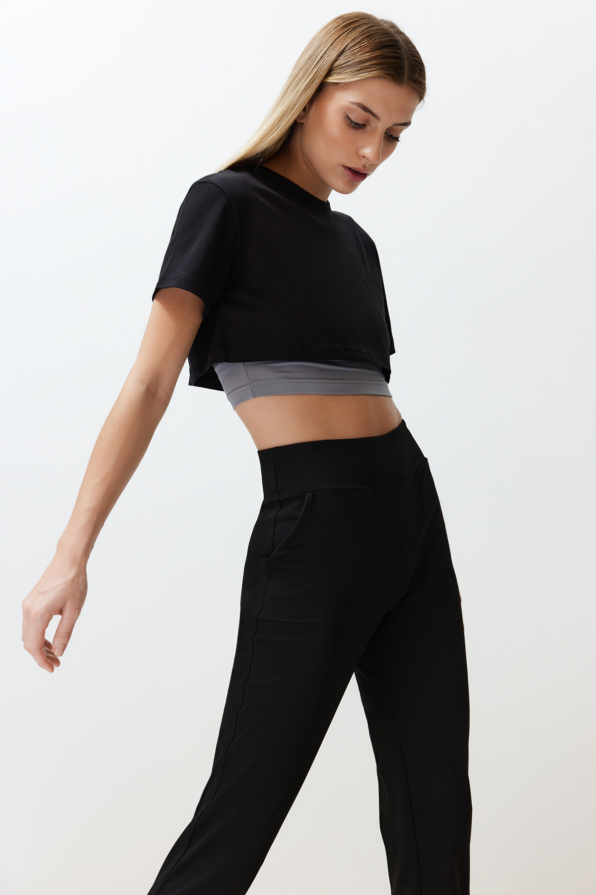 Trendyolmilla  Siyah Gri Melanj 2 Katmanlı Reflektör Baskılı Crop Örme Spor T-Shirt THMSS24TS00001 - Görsel 3