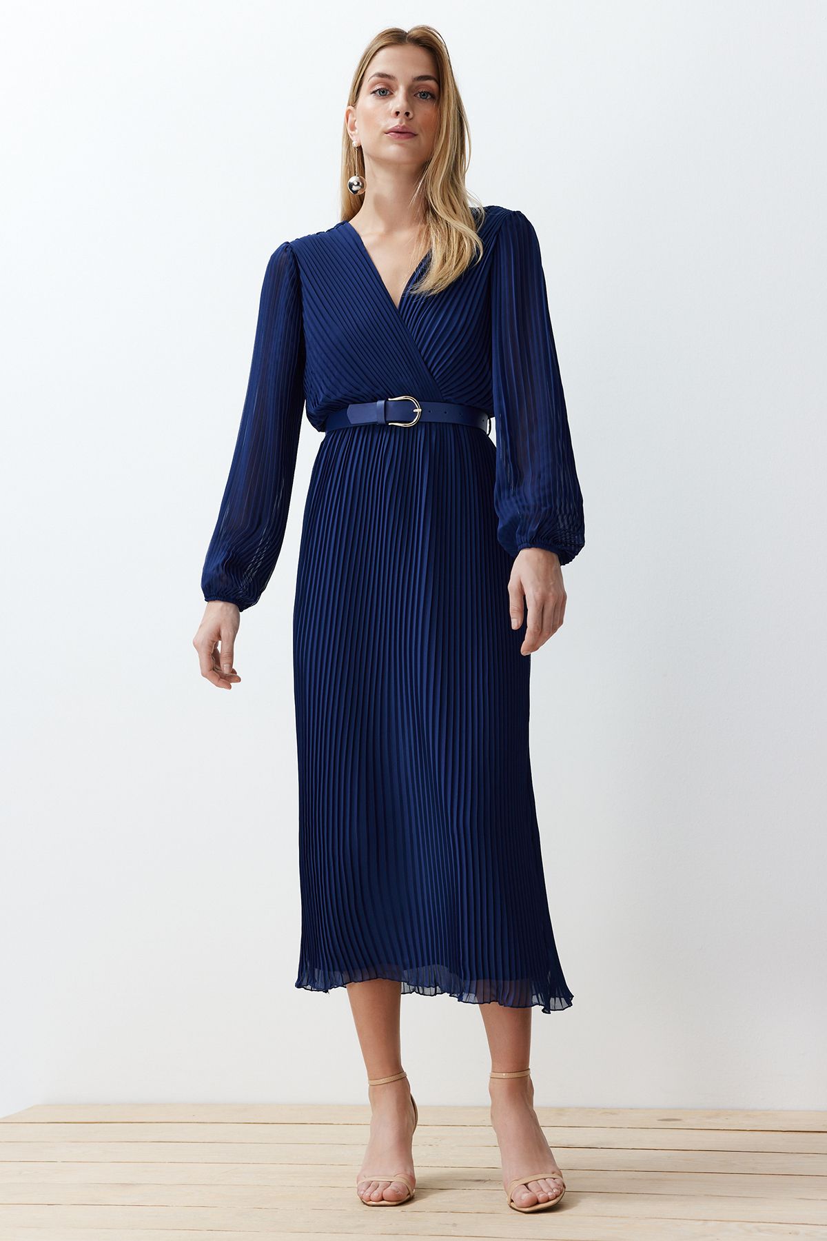 Trendyol Collection-Marineblaues A-Linien-Kleid aus plissiertem, gewebtem Chiffon mit Gürtel und Gürtel TWOAW24EL00471 3