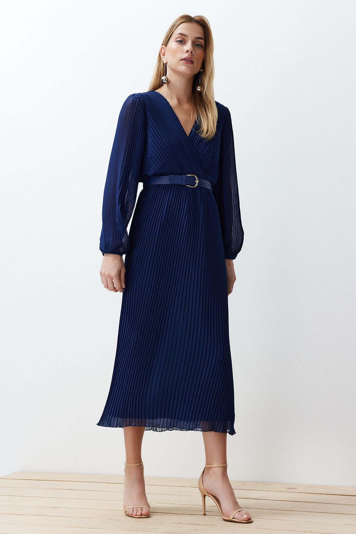 Trendyol Collection-Marineblaues A-Linien-Kleid aus plissiertem, gewebtem Chiffon mit Gürtel und Gürtel TWOAW24EL00471 2