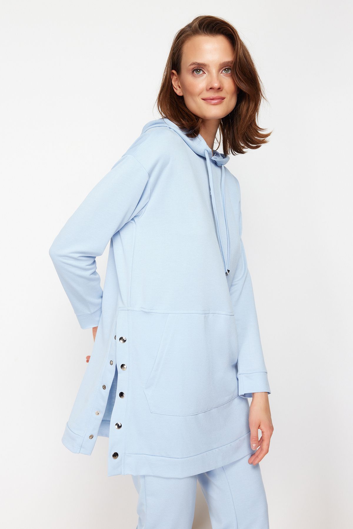 Trendyol Modest-Übergroßes blaues Jogger-Trainingsanzug-Set – Kapuze, Kängurutasche und Druckknopfdetail TCTSS21EM0072 3