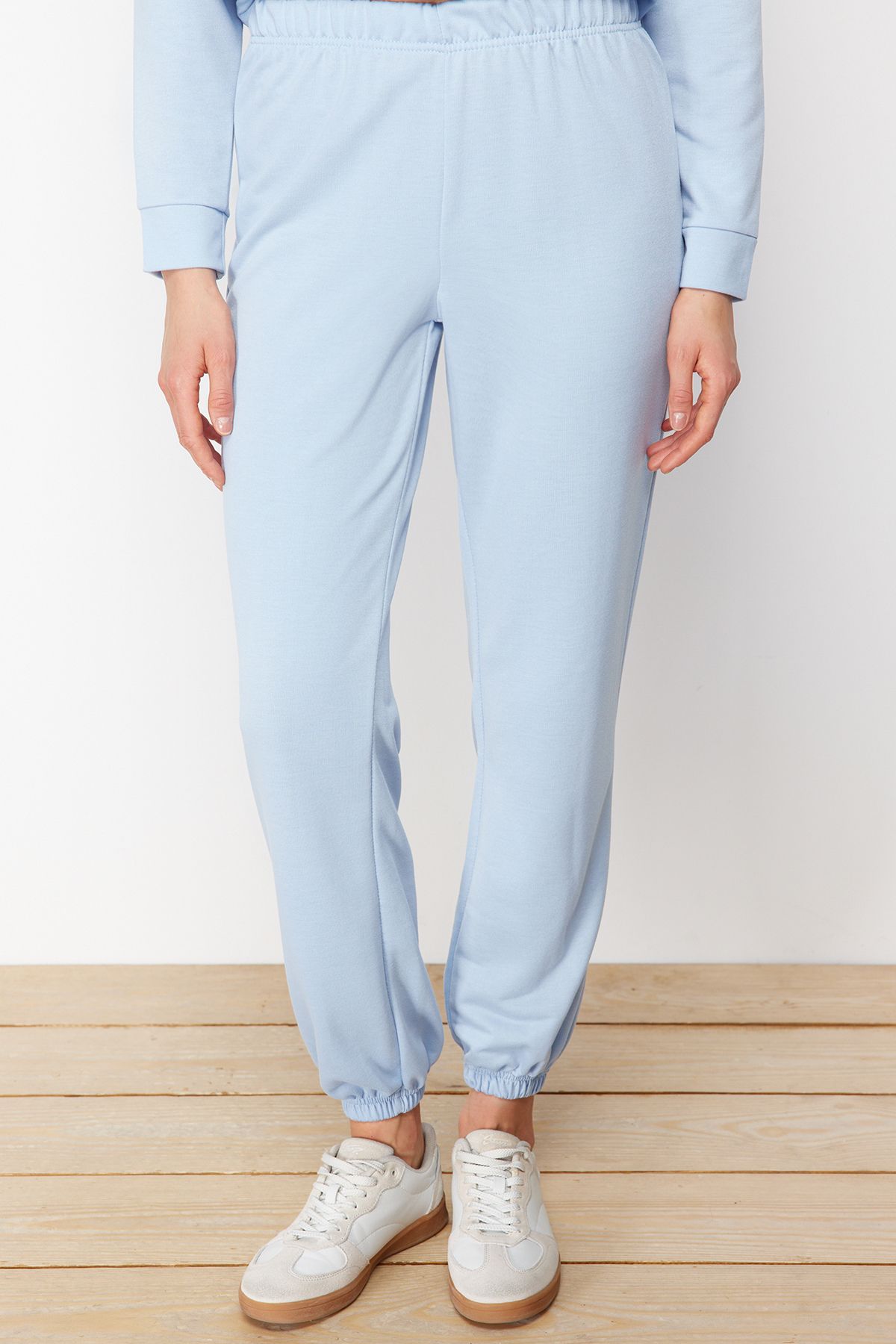 Trendyol Modest-Übergroßes blaues Jogger-Trainingsanzug-Set – Kapuze, Kängurutasche und Druckknopfdetail TCTSS21EM0072 5