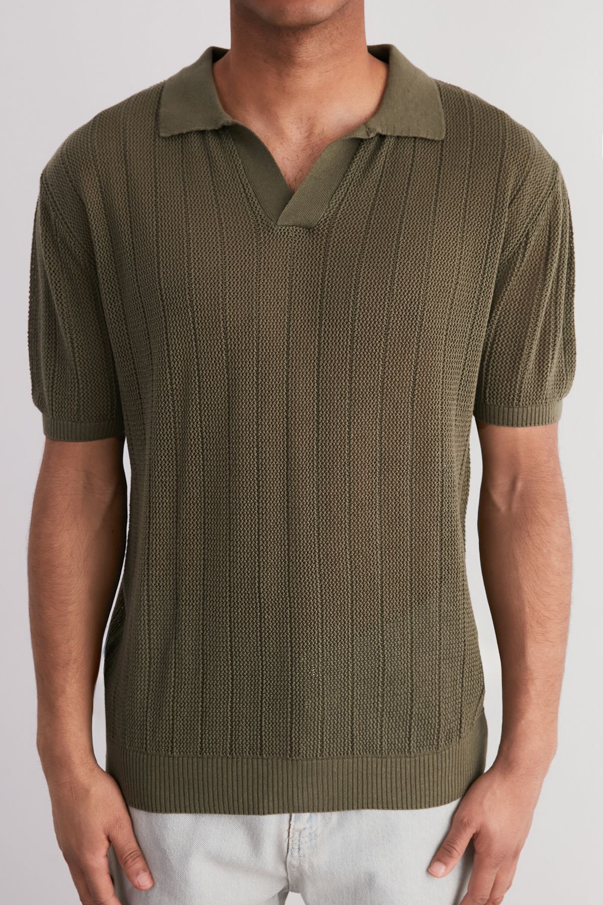 Trendyol Collection-Kurzärmliges Khaki-Strick-T-Shirt mit Polokragen – Limited Edition TMNSS23PO00024 4