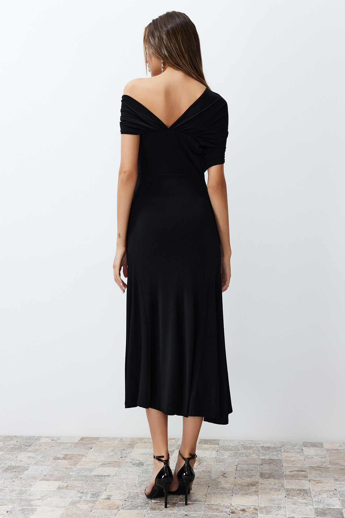 Trendyolmilla  Siyah A-Kesim Asimetrik Yaka Örme Şık Abiye Elbise TPRSS24EL00046 - Görsel 7