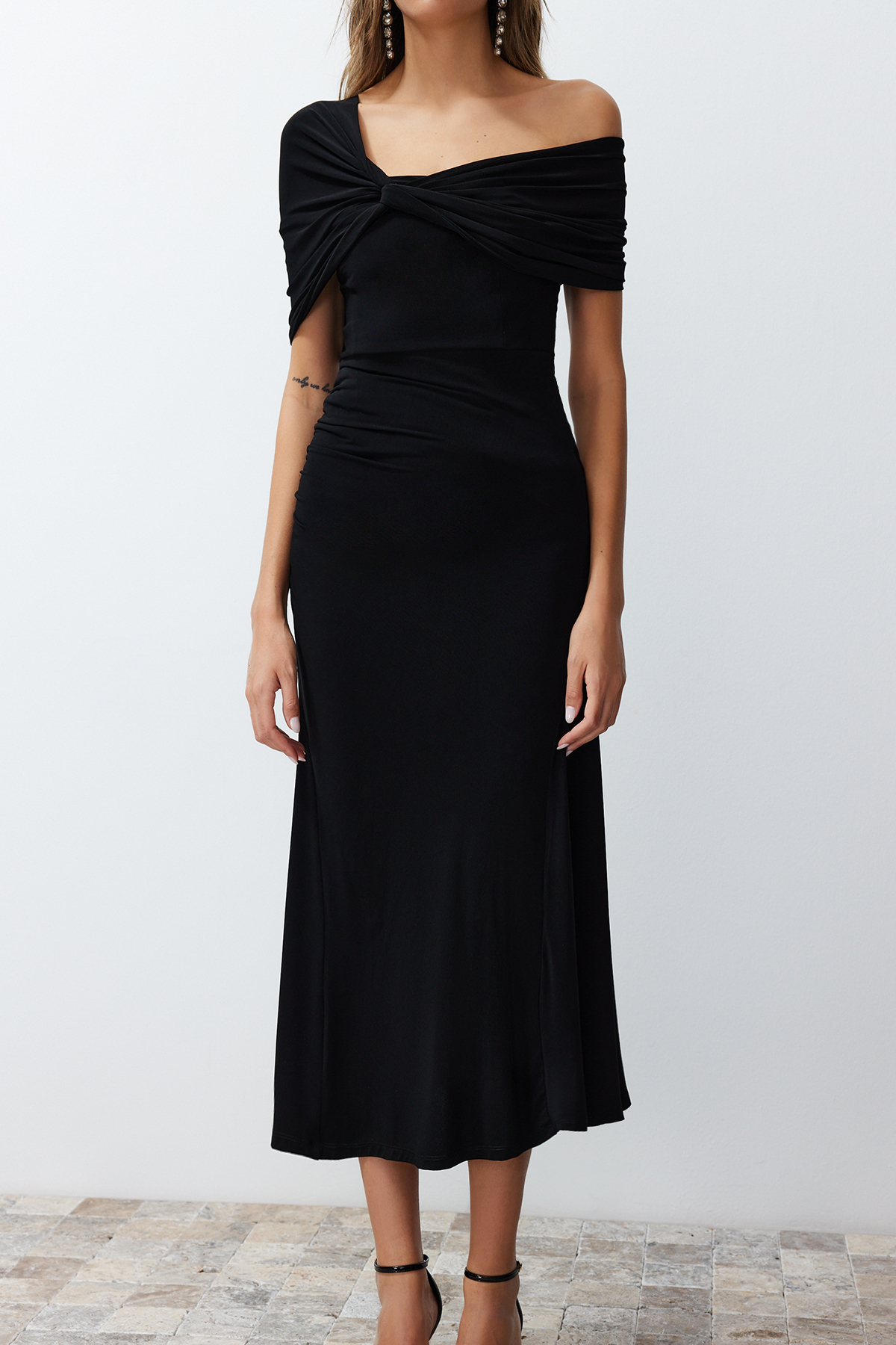 Trendyolmilla  Siyah A-Kesim Asimetrik Yaka Örme Şık Abiye Elbise TPRSS24EL00046 - Görsel 5