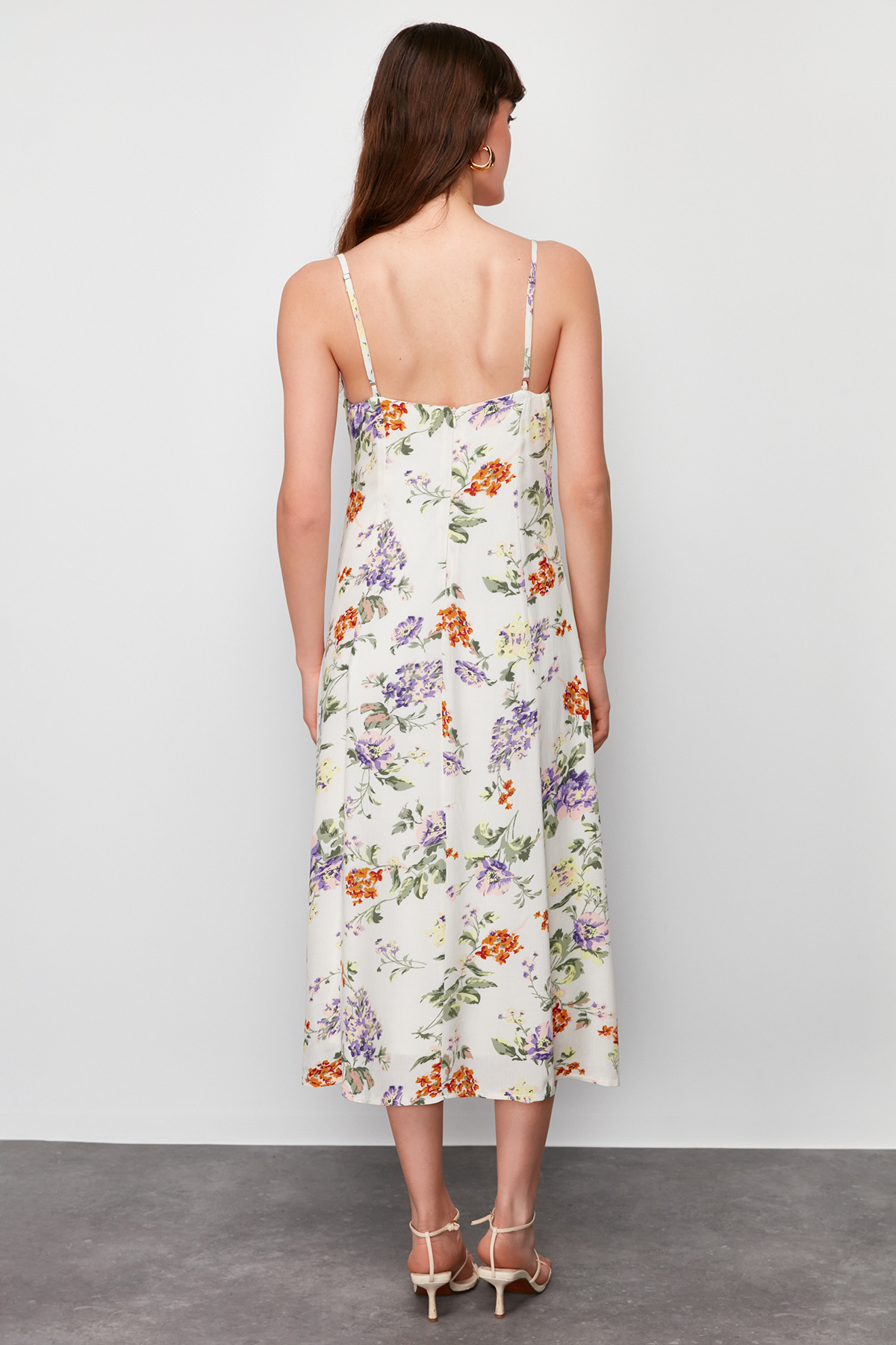 Trendyol Collection-Bílé květinové vzorované midi tkané šaty s podšívkou v pase TWOSS24EL00446 6