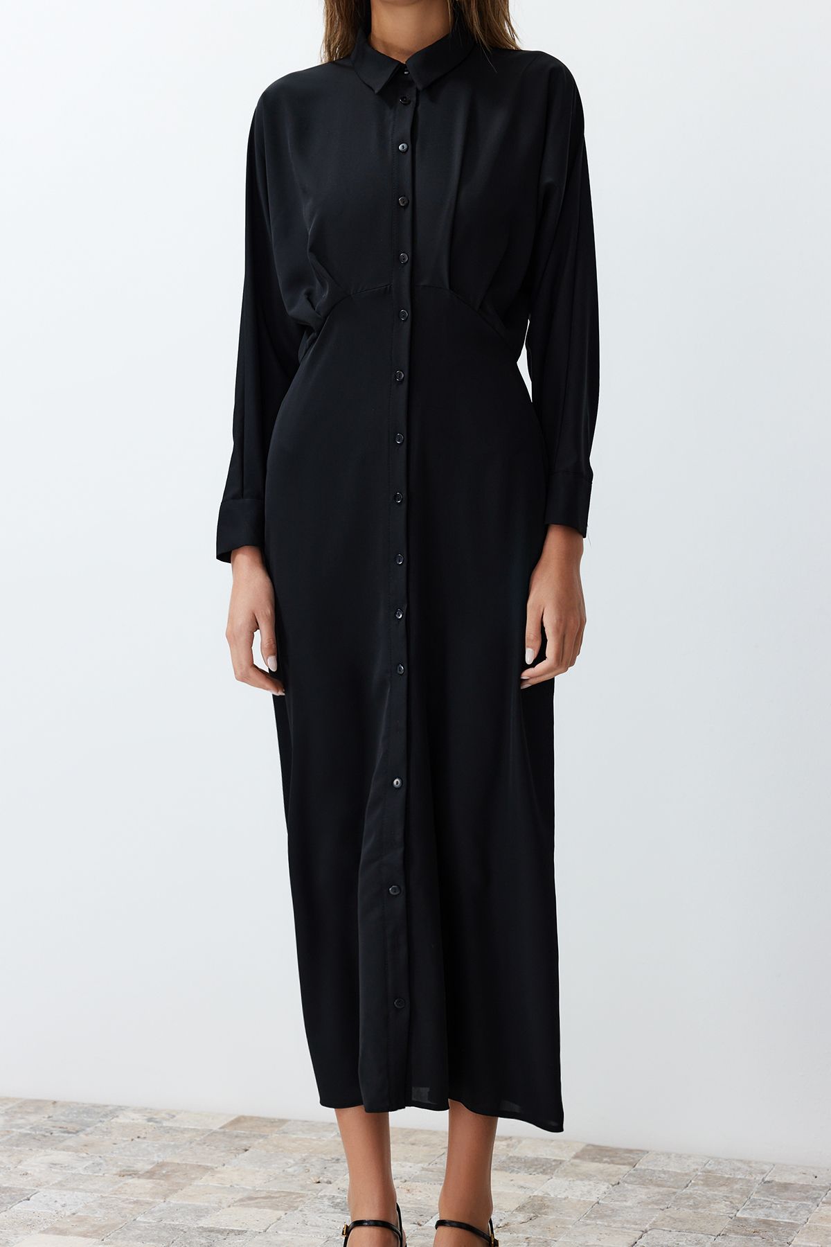 Trendyol Modest-Schwarzes, geknöpftes, gewebtes Hemdkleid mit Taillendetail TCTSS24EB00011 5