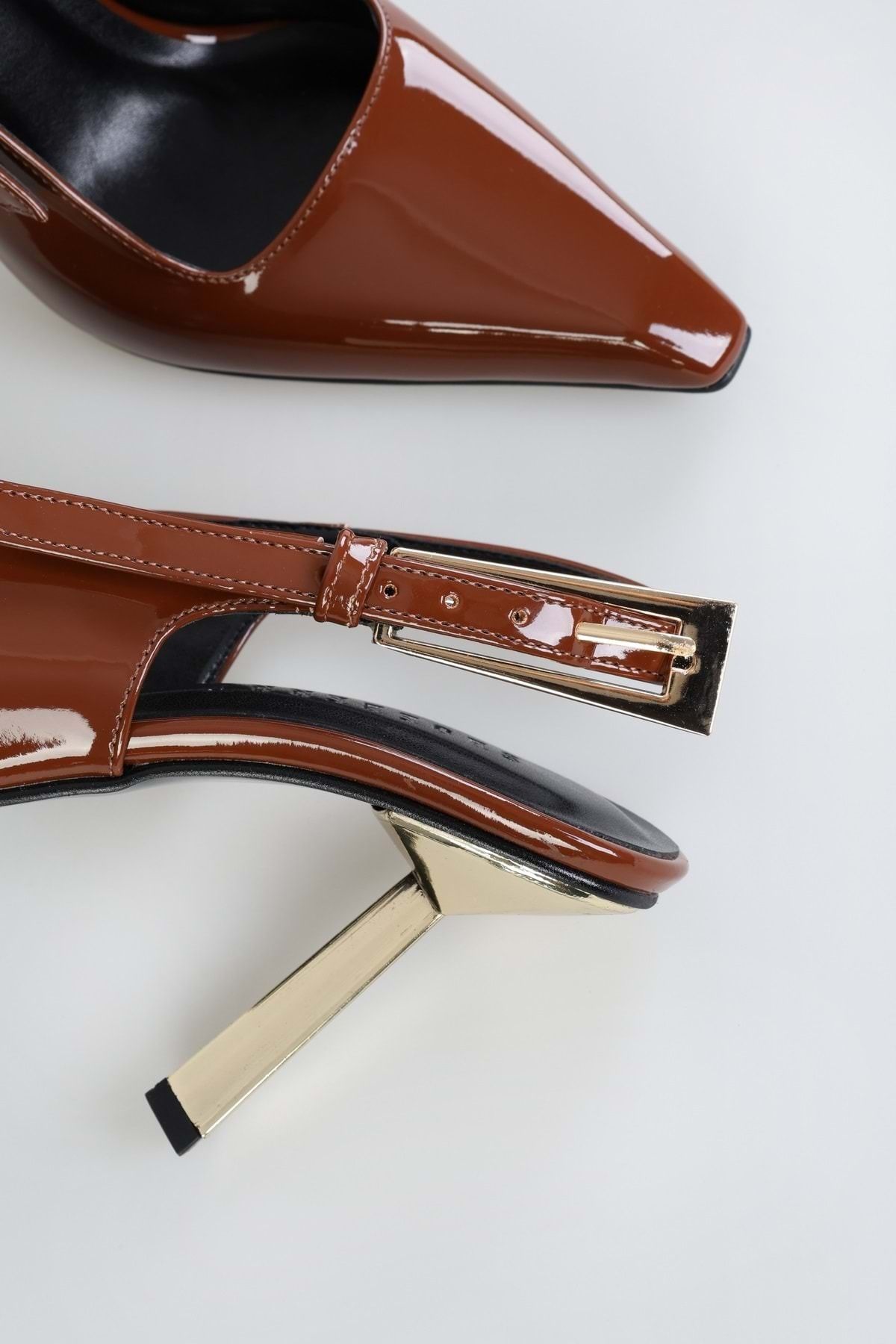 Shoeberry-Laurend Stilettos für Damen aus braunem Lackleder mit stumpfer Zehenpartie und Gürtel 7