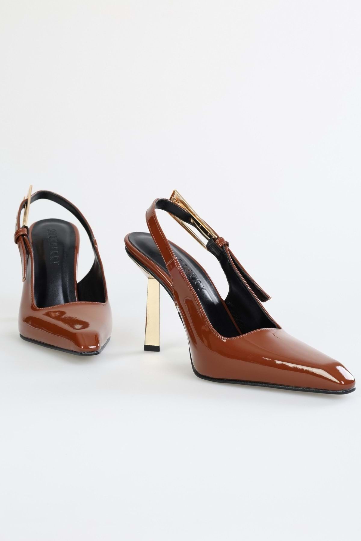 Shoeberry-Laurend Stilettos für Damen aus braunem Lackleder mit stumpfer Zehenpartie und Gürtel 5